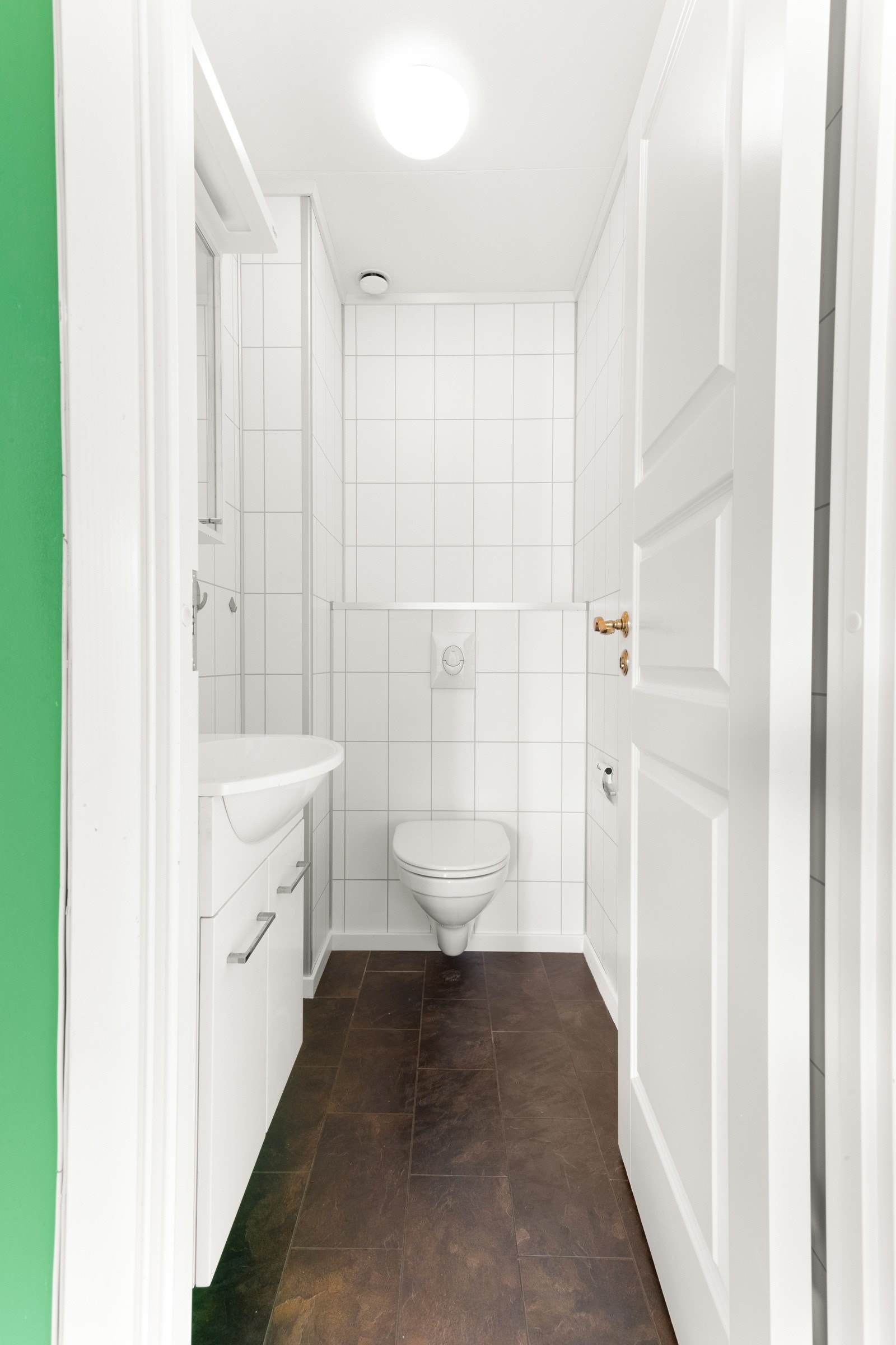 Praktisk og separat wc i 1. etasje med gulvvarme Galleribilde