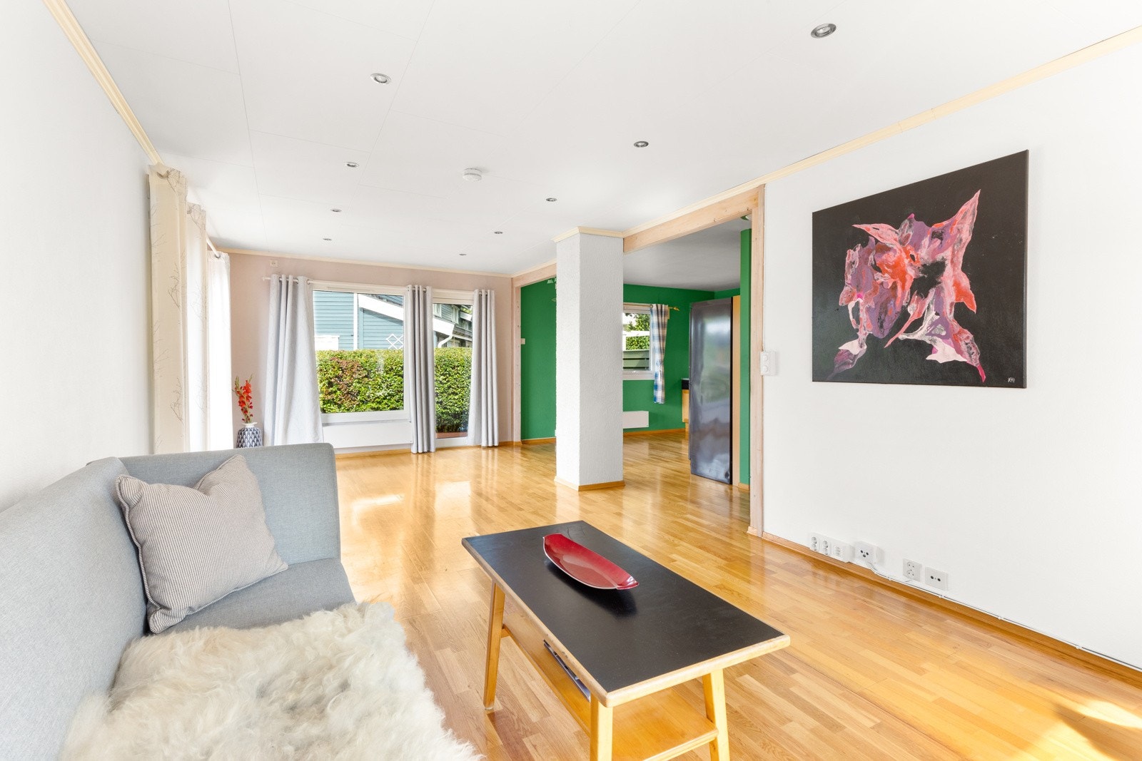 Delvis åpen løsning mot kjøkkenet med god plass til spisebord og sofagruppe Galleribilde