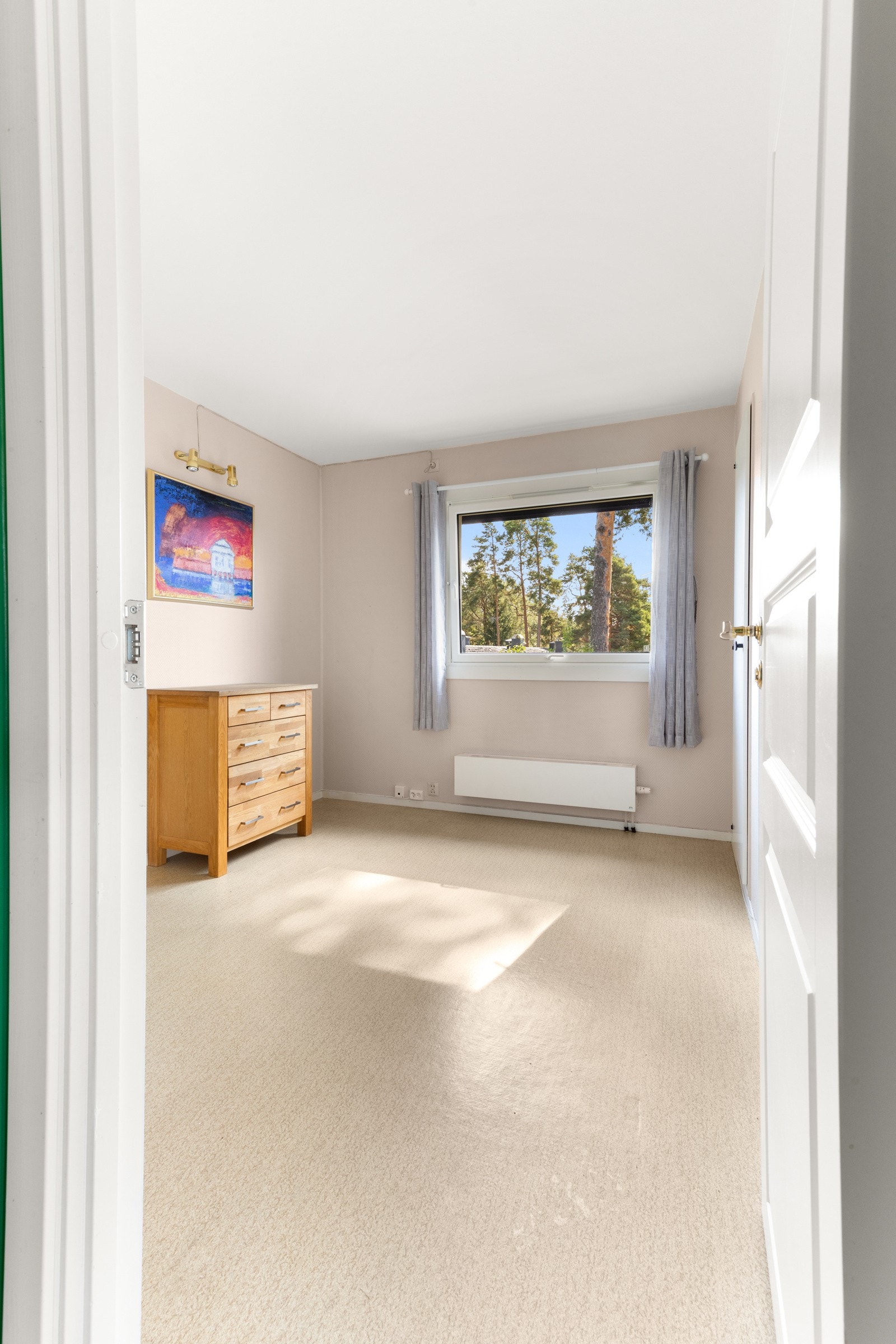 Soverom i 1. etasje med garderobeskap Galleribilde