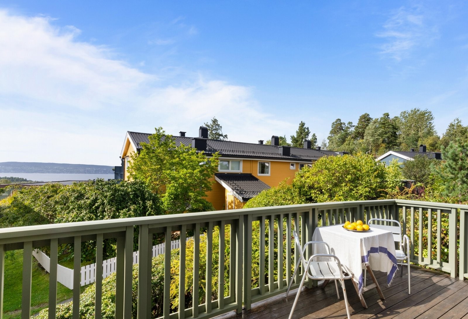Boligen har en flott intern beliggenhet på en liten høyde med flott utsikt mot fjorden Galleribilde