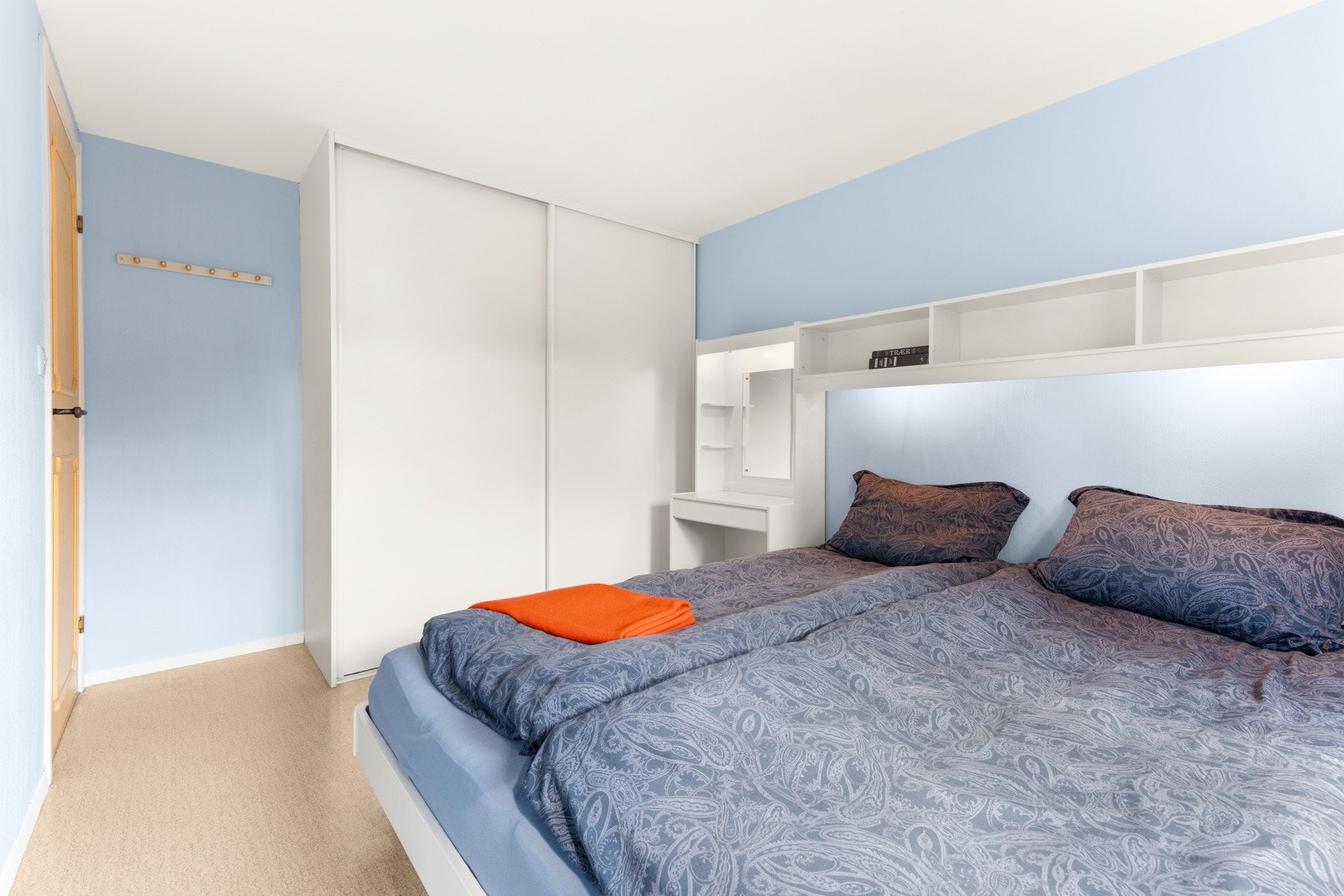 God plass til dobbeltseng og garderobeskap Galleribilde