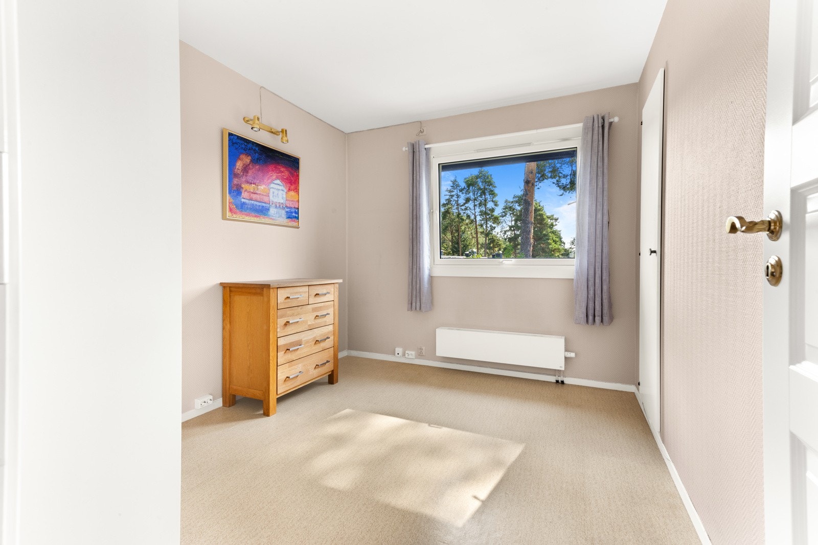 Soverommet har god plass til dobbeltseng og er utstyrt med garderobeskap Galleribilde