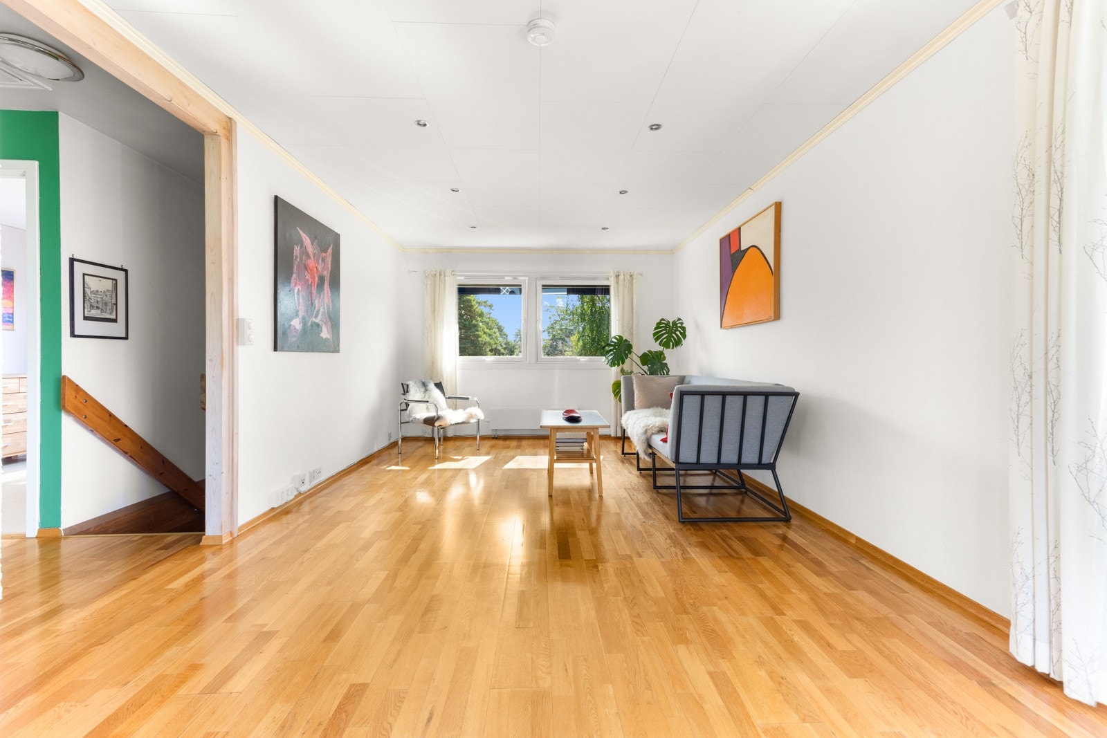 Stue og kjøkken i 1. etasje med vindusflater på tre sider Galleribilde