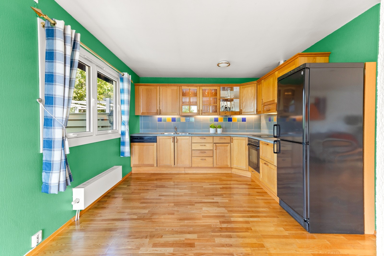 Kjøkkeninnredning med god benke- og skapplass Galleribilde