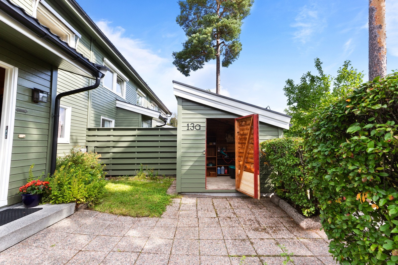 Ved inngangspartiet er det en praktisk utvendig bod på 5 m² Galleribilde