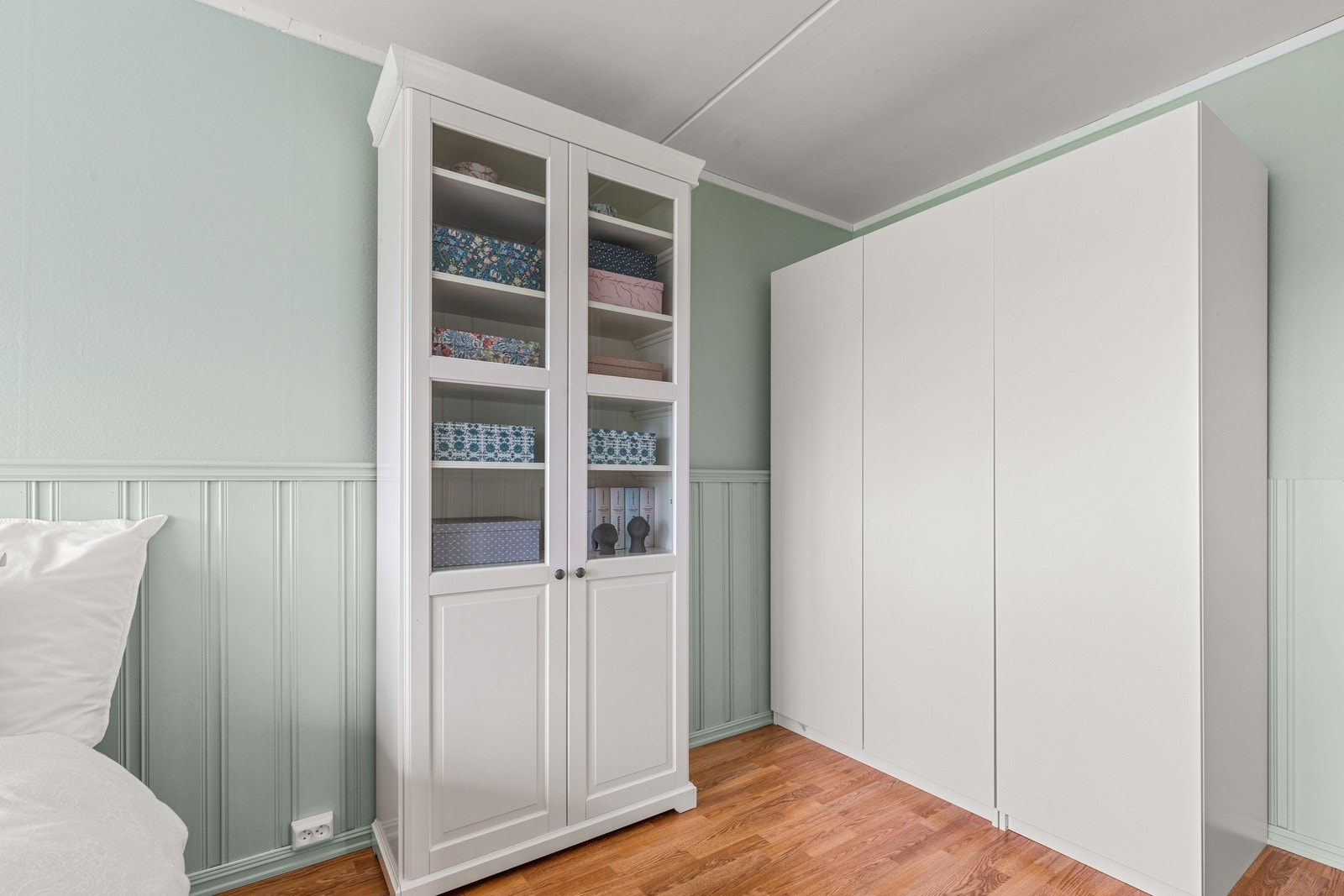 Hovedsoverommet har god plass til stor seng og garderobe. Opprinnelig bod er i dag inkludert i rommet slik at du også har plass til kontorpult eller annet møblement. Galleribilde