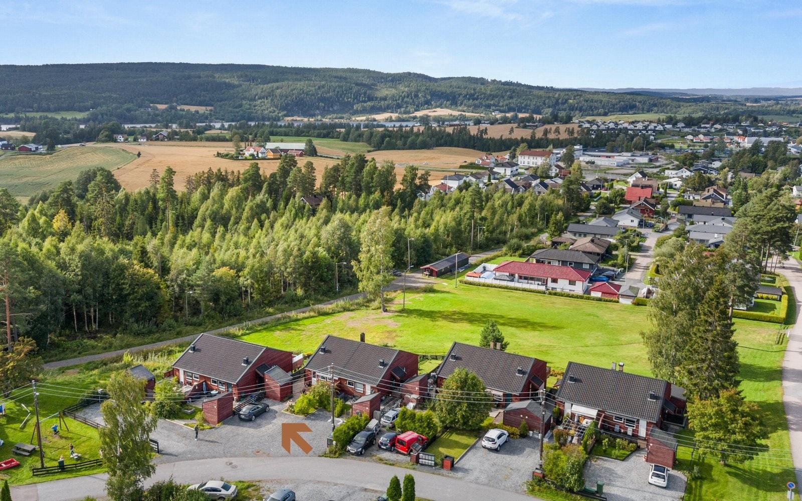 Borettslaget har en fredelig beliggenhet, i blindvei i liten koselig småhusgrend i etablert villaområde på Sennerud Galleribilde
