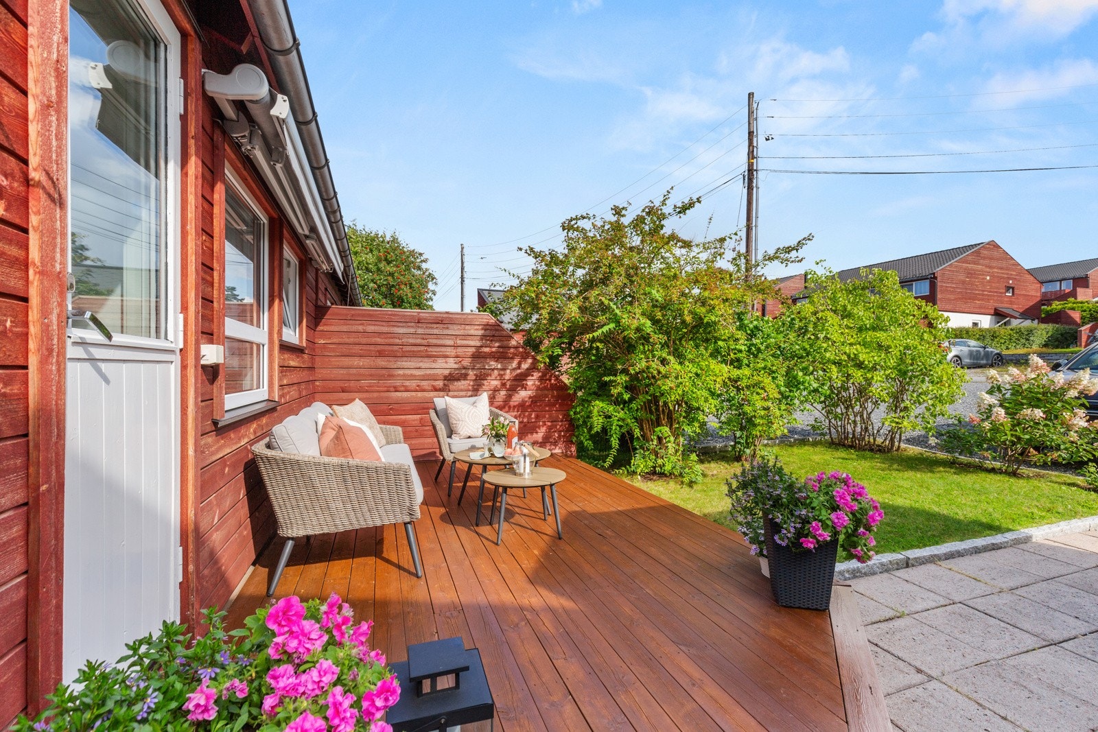 Ved inngangspartiet har du herlig uteplass med plen, hellebelagt inngangsparti og flott terrasse på ca. 14 kvm Galleribilde