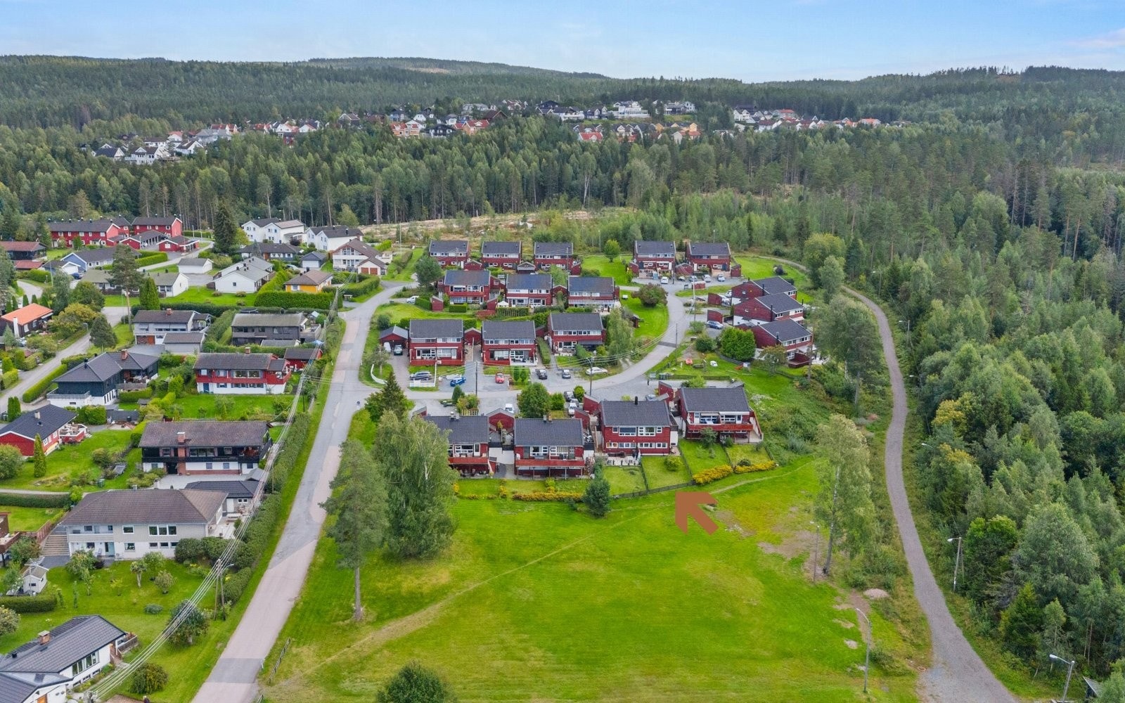Området inviterer til et rikt tur- og friluftsliv med flotte rekreasjonsområder rett utenfor døren i form av fredelige skogsstier og skiløyper vinterstid Galleribilde