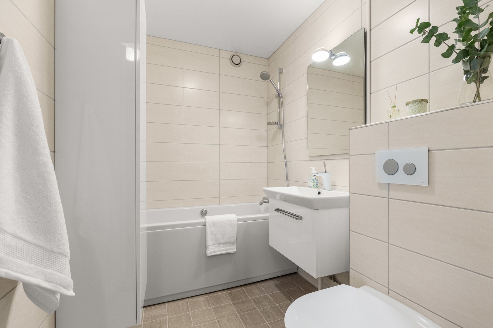 Delikat oppusset bad i tilknytning til soverommene i u. etasjen. Badet ble pusset opp av fagfolk i 2016 og dokumentasjon foreligger. Galleribilde
