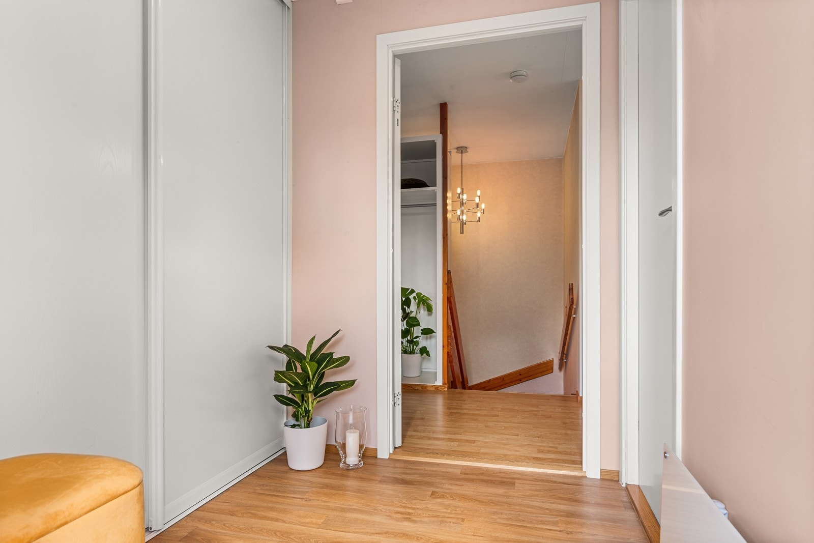 Lys og romslig entré, som gir en hyggelig velkomst inn i boligen. Entreen har god plass til oppbevaring i form av stor skyvedørsgarderobe fra 2017. Galleribilde