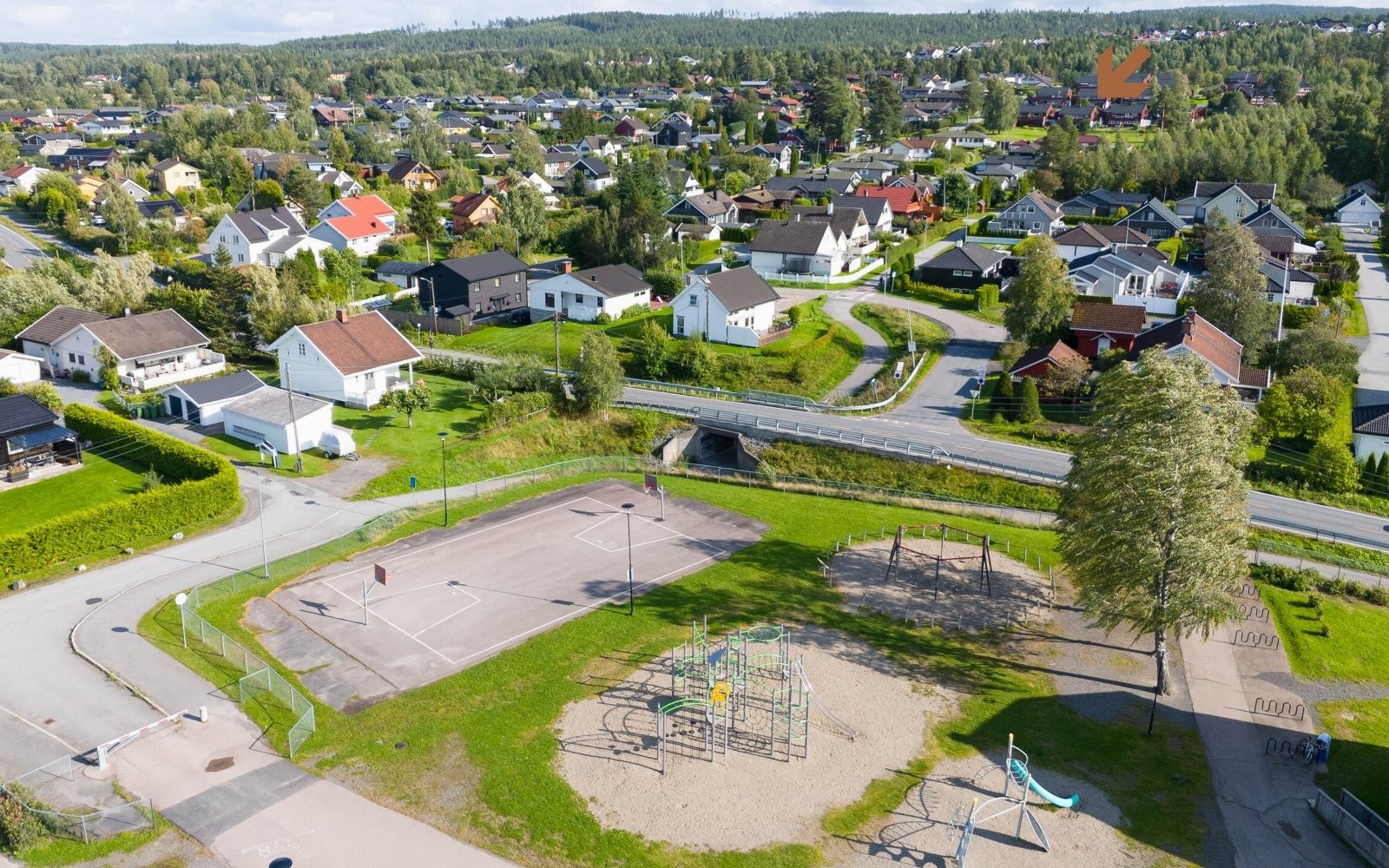 Sørumsand barneskole ligger i tilknytning til boligområdet på Sennerud og barna benytter gangvei frem til skolen. Boligen er markert øverst i bildet. Galleribilde