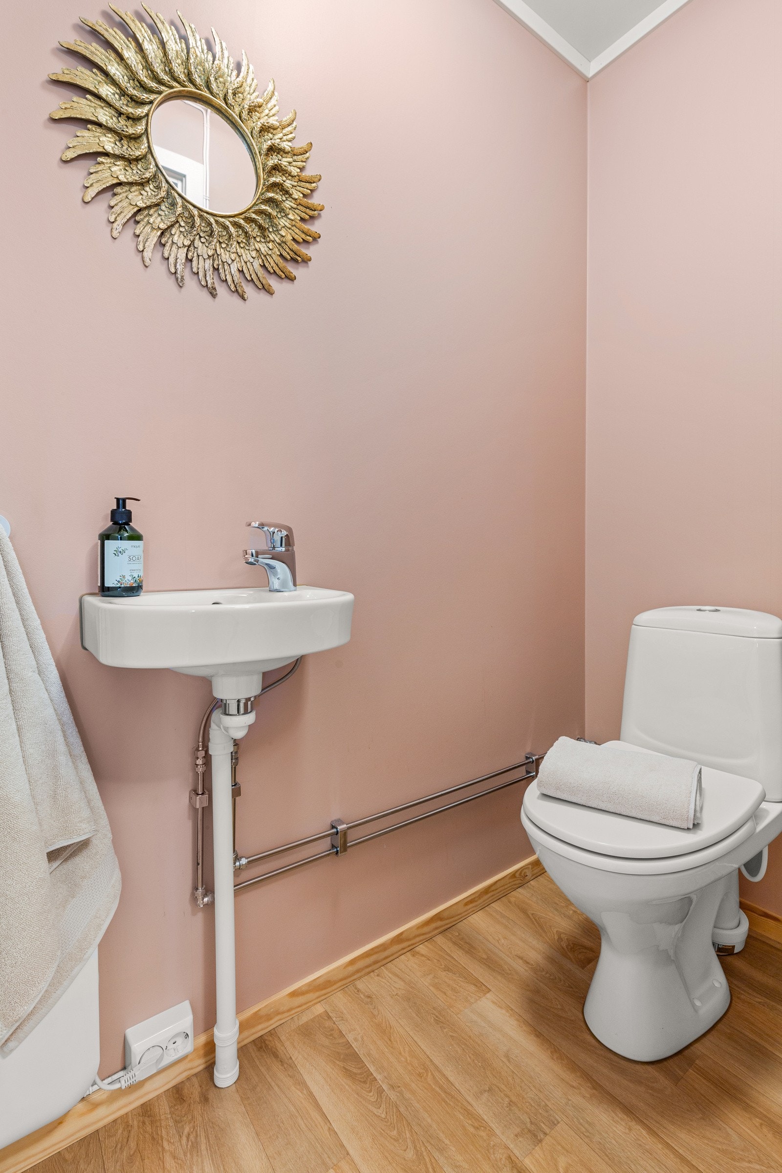 I tilknytning til entreen har du separat wc som også ble pusset opp i 2016 Galleribilde