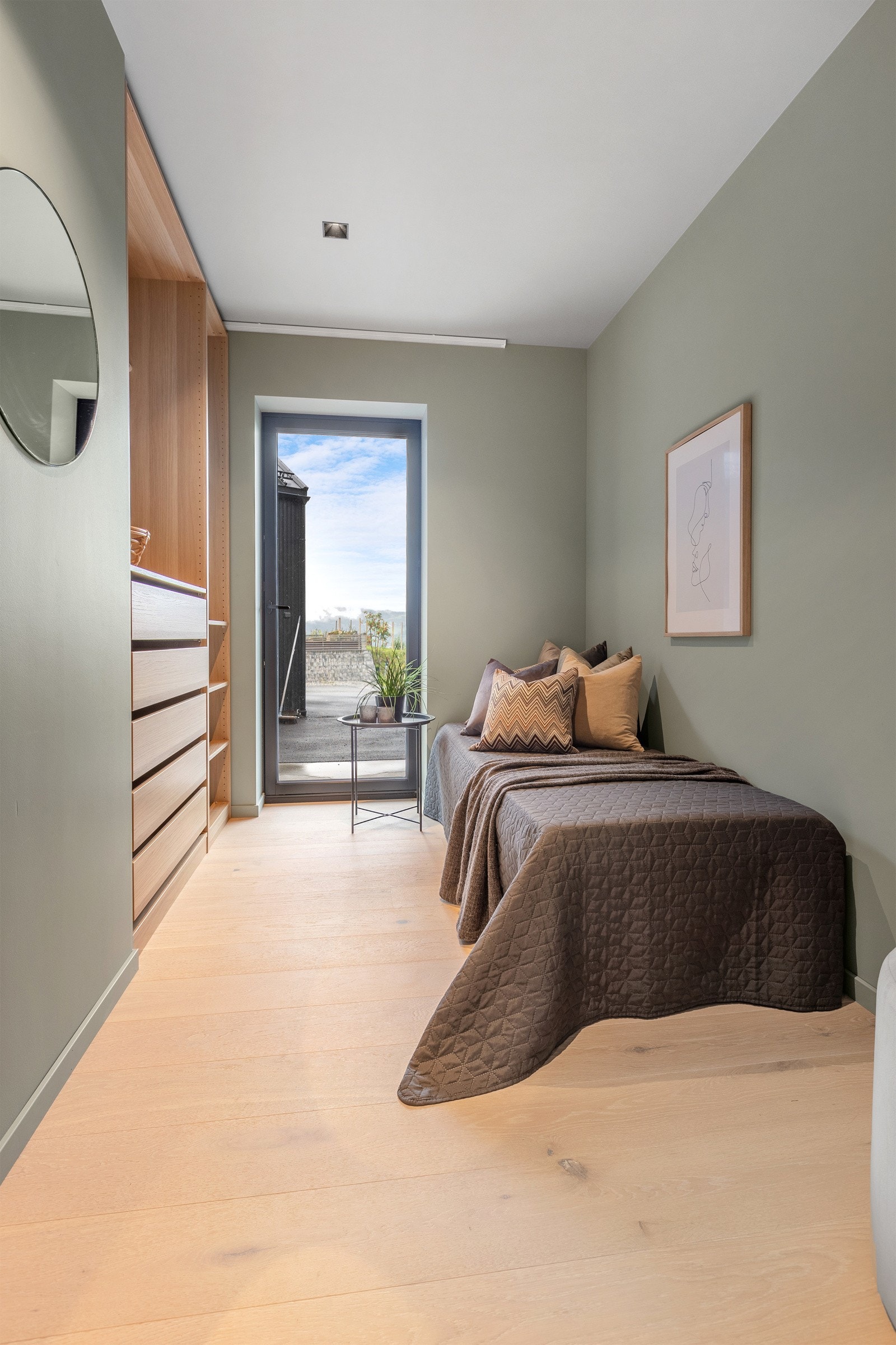 Samme som soverom II, men her er det etablert åpent garderobeskap i tillegg Galleribilde