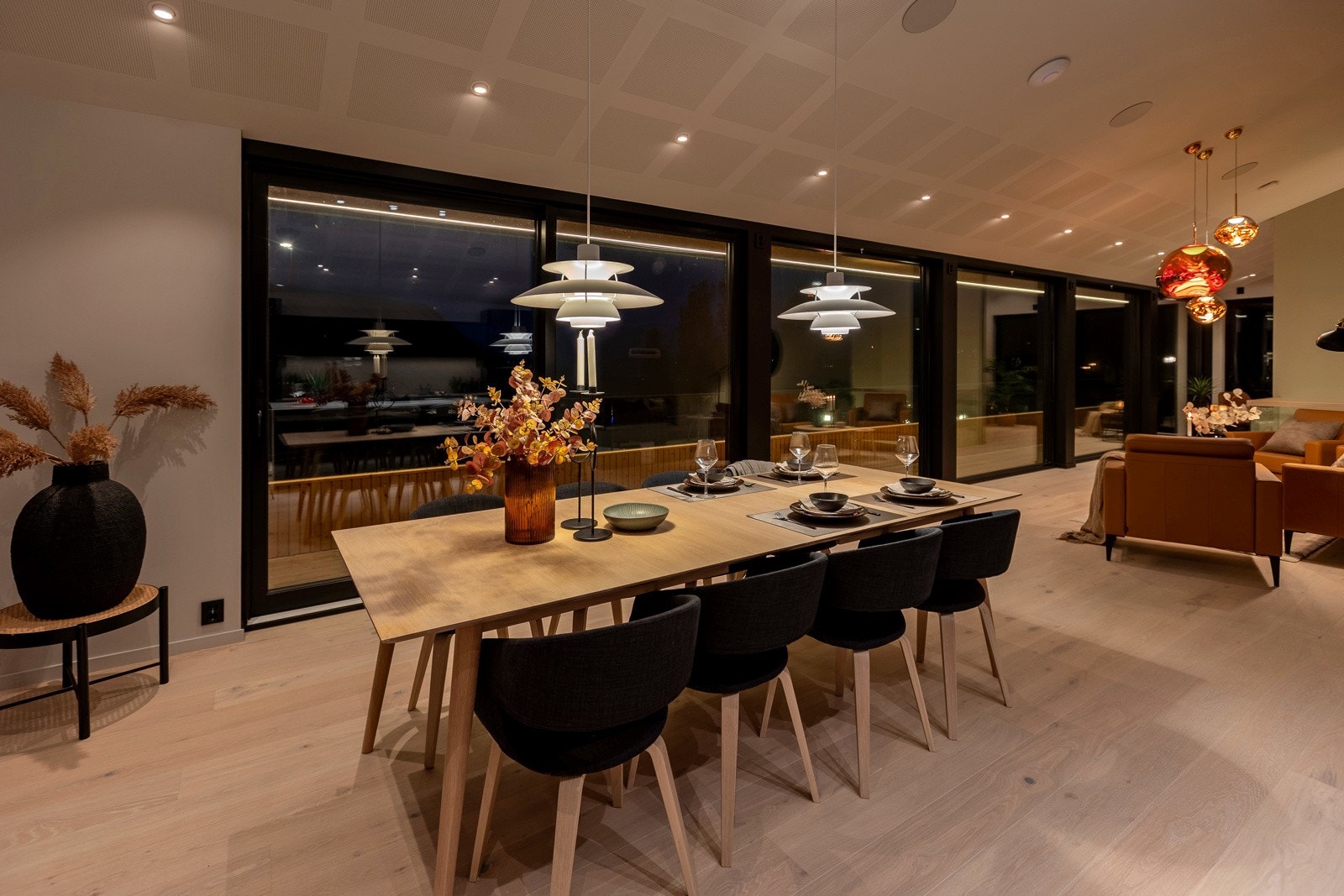 God plass til å samle hele familien eller vennegjengen ved langbordet Galleribilde