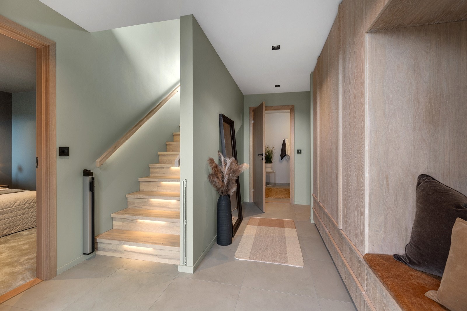 En meget praktisk gang med sitteplass og skapløsning fra gulv til tak Galleribilde