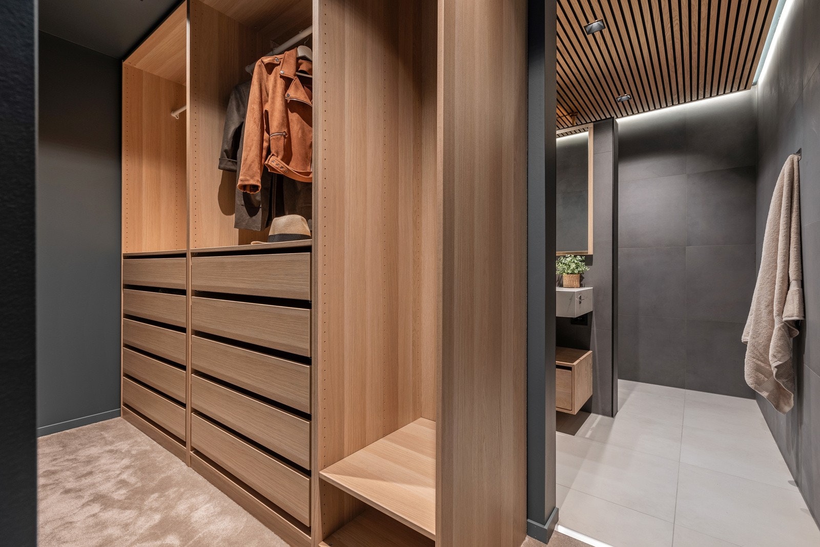 Praktisk walk-in med mye lagringsmuligheter Galleribilde