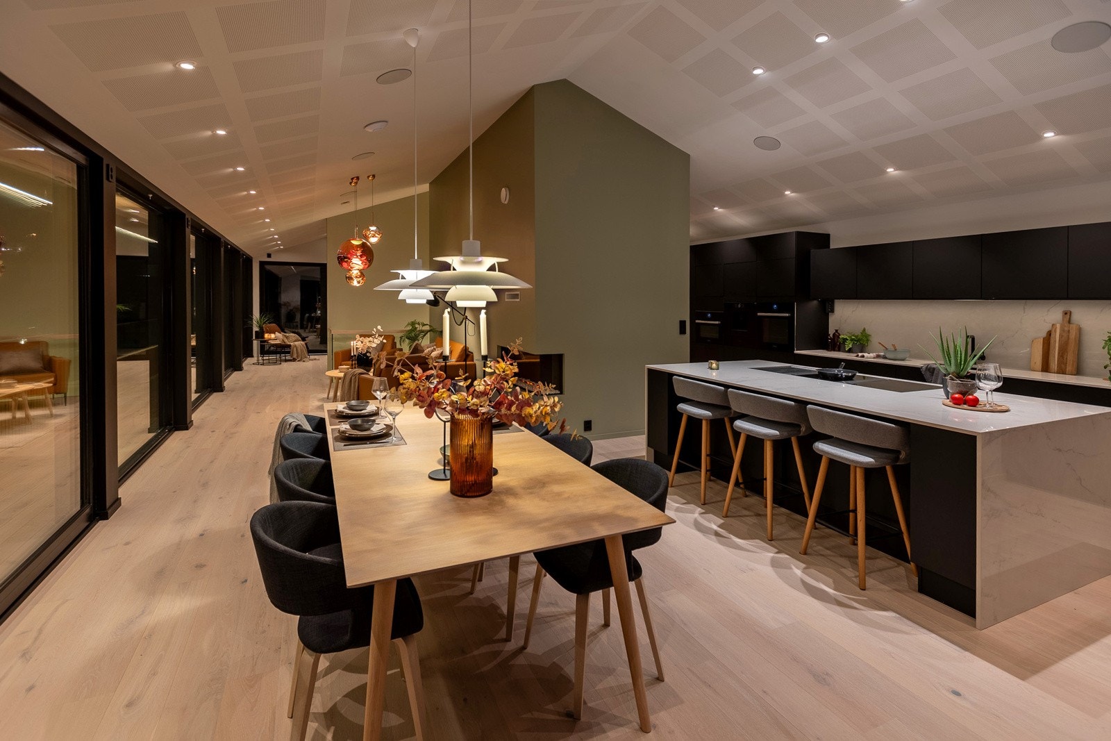 Rommet har god takhøyde med downlights som kan dimmes i flere soner Galleribilde