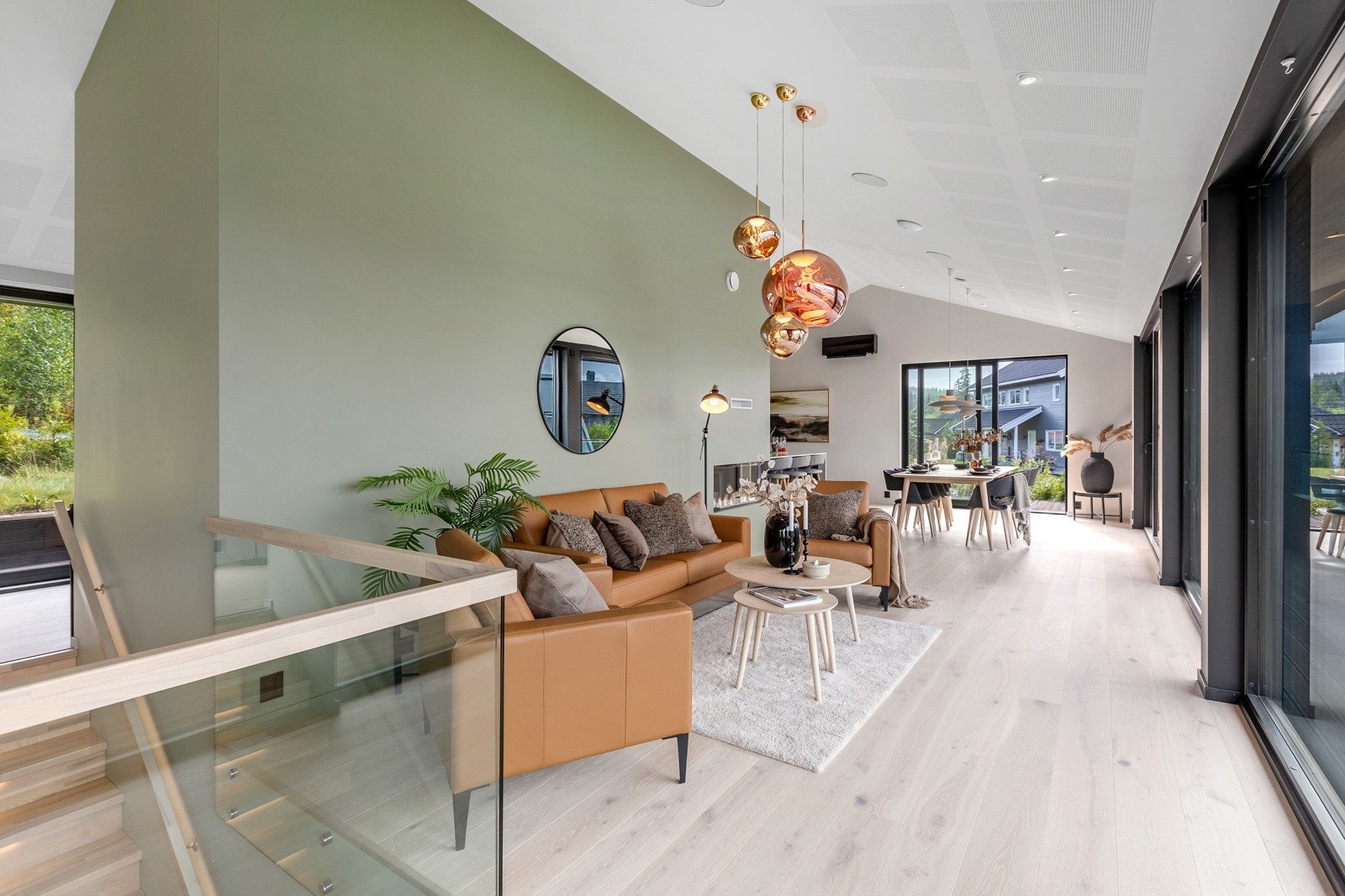 Glassrekkverk ned mot trapp, sikrer godt med gjennomlys Galleribilde