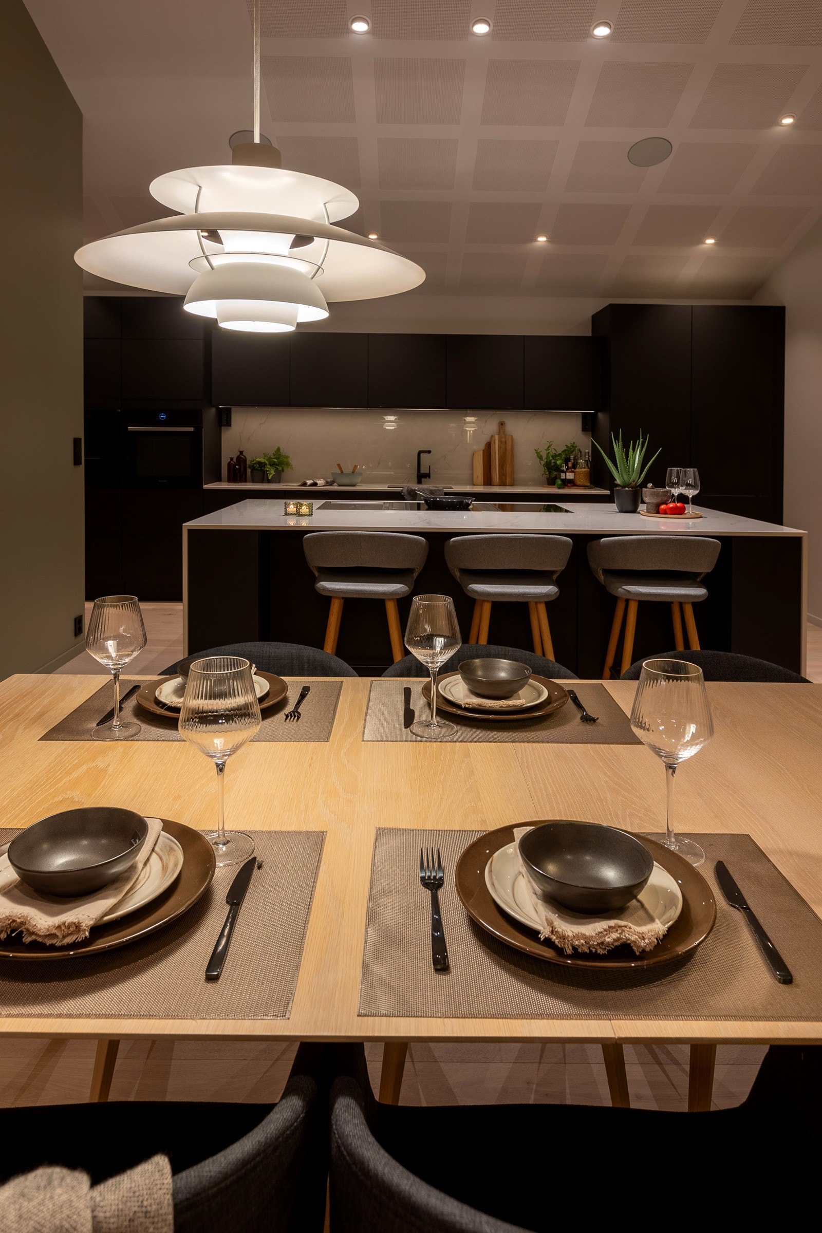 Miele kombidampovn, Miele stekeovn med damp, Bosch vakumsskuff, Bosch kaffemaskin og integrert kjøleskap og fryseskap fra samme leverandør. Galleribilde