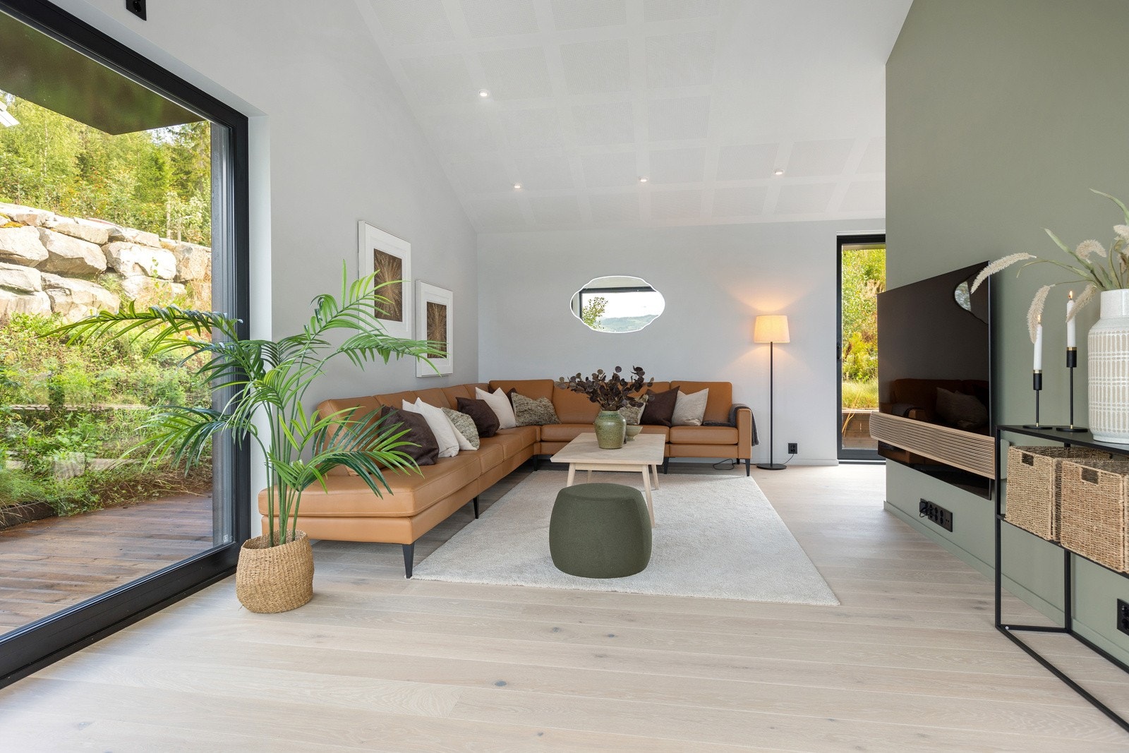 Rommet skilles med trappegangen samt toalettrom og bod Galleribilde