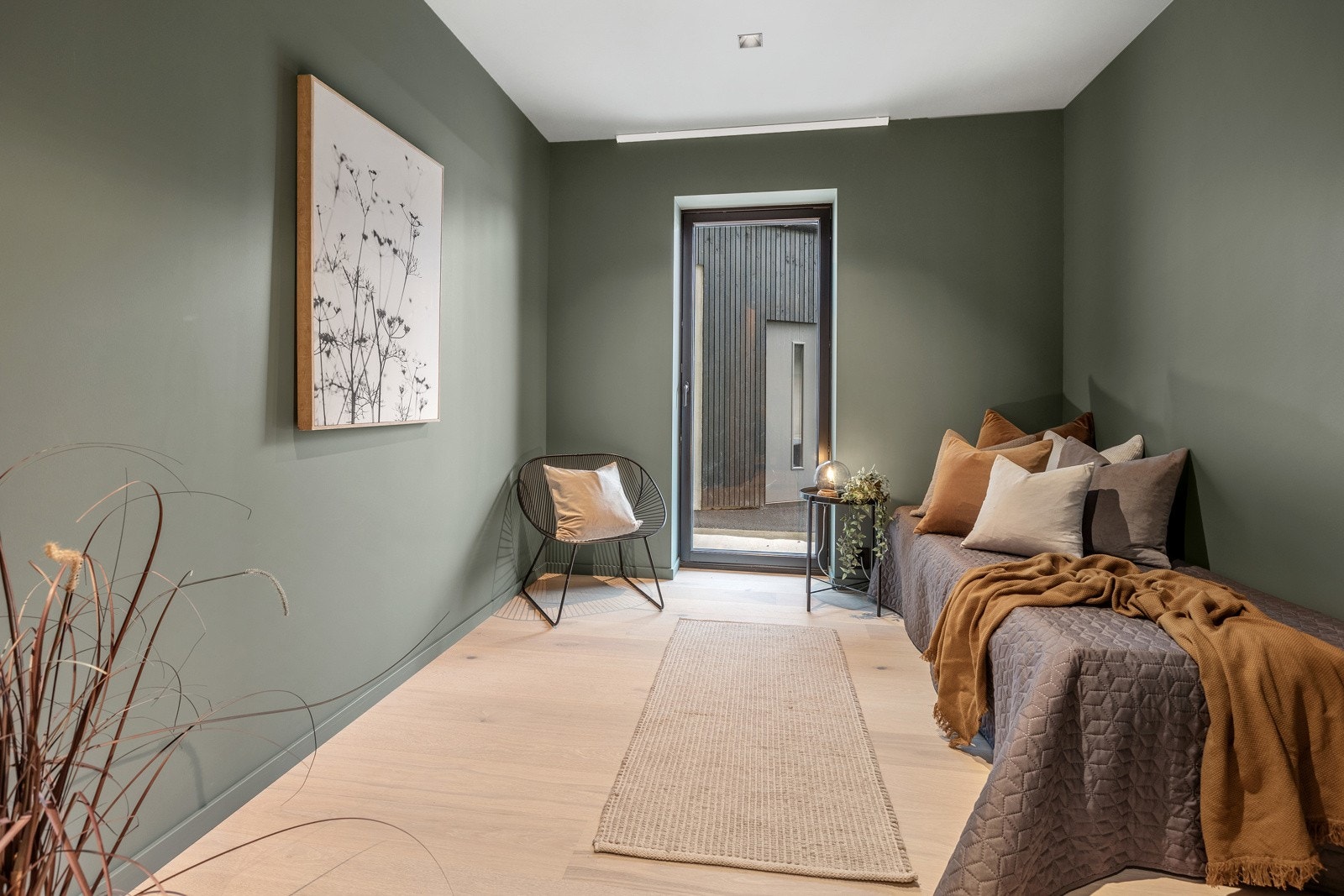 Totalt 4 soverom, dette soverommet har dør ut i stedet for vindu. Døren kan vippes som et luftevindu Galleribilde