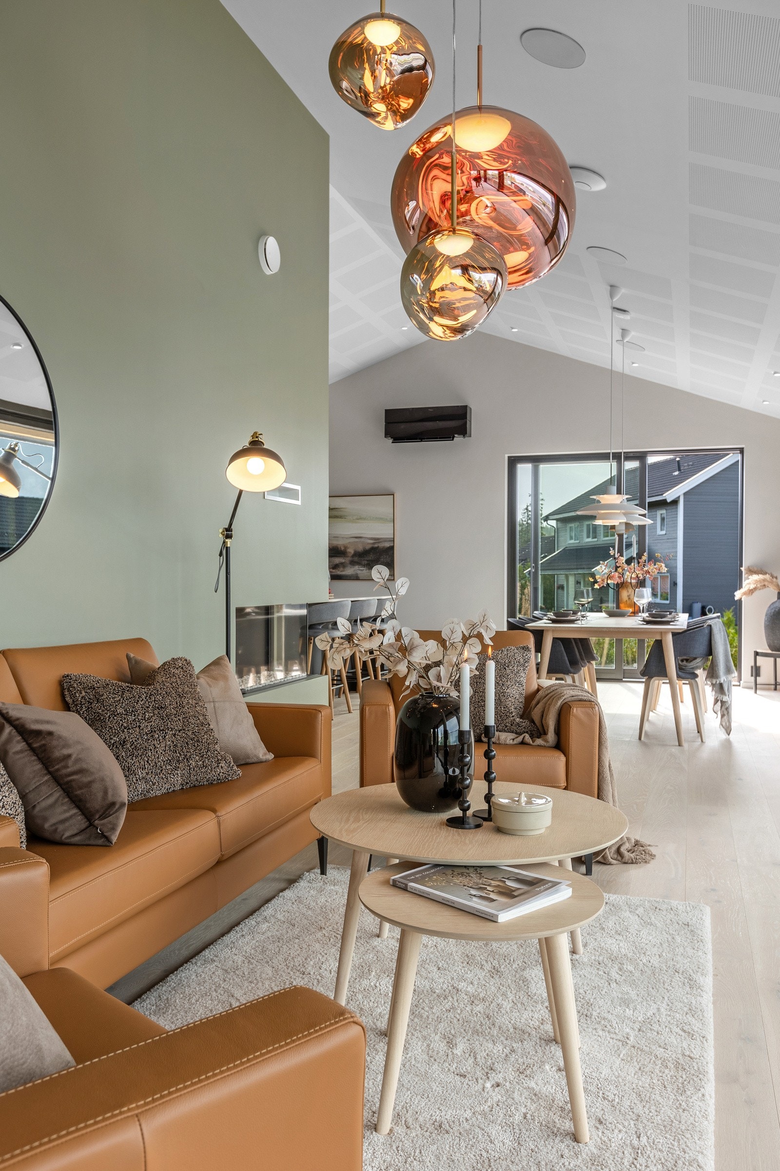 Noen møbler kan medfølge, det gjelder bla Melby skinnsofaer og spisebordet i lys eik Galleribilde