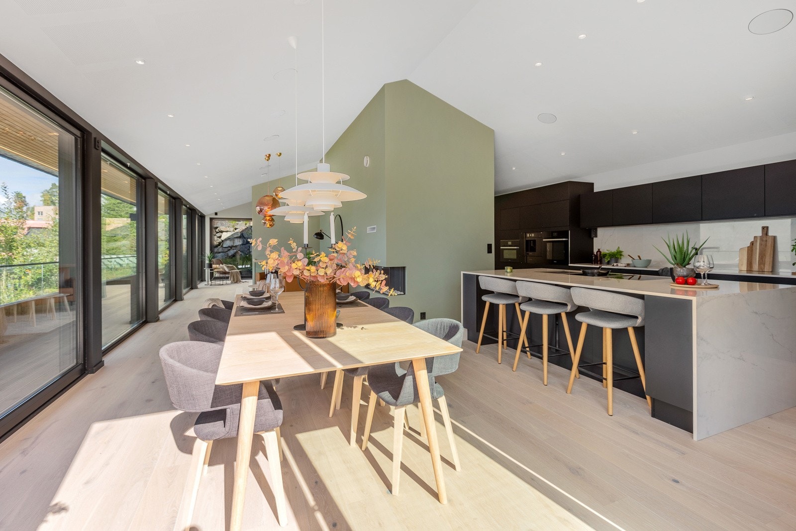 I tillegg har dette rommet en kraftig varmepumpe på sørveggen som sørger for en jevn varme i hele denne etasjen Galleribilde