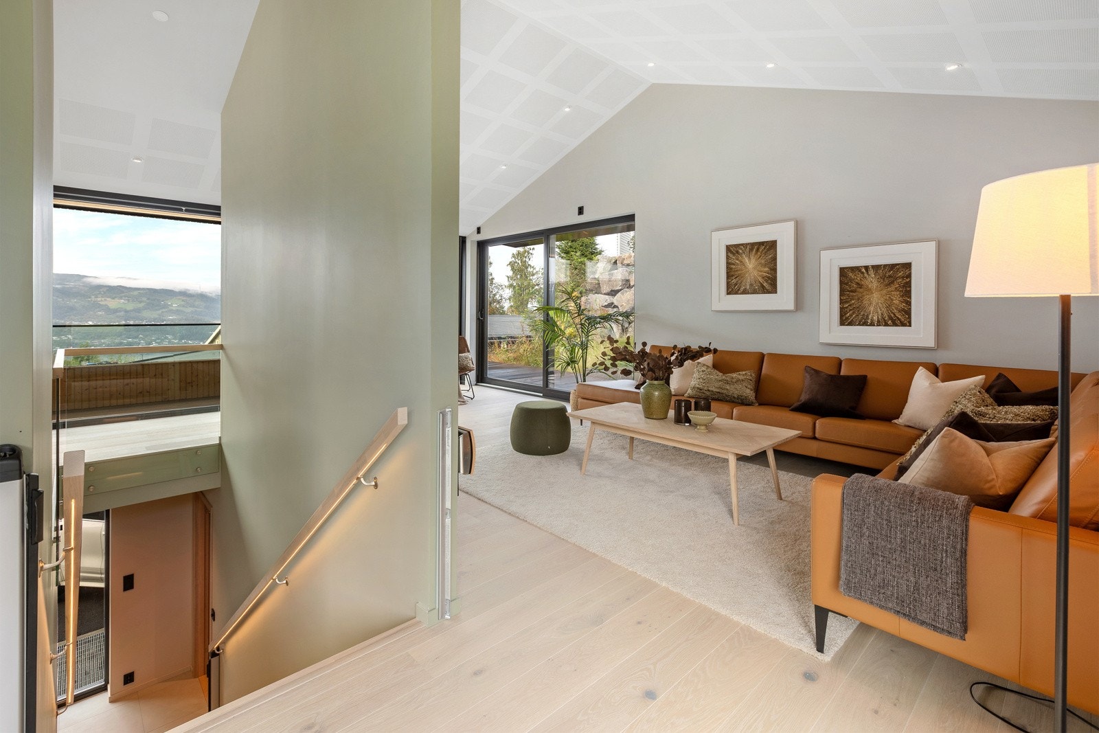 B&O eclipse TV med motorisert veggstativ, det er i tillegg integrerte multi-room høytalere i lounge, kjøkken, begge bad og det innerste soverommet. Galleribilde