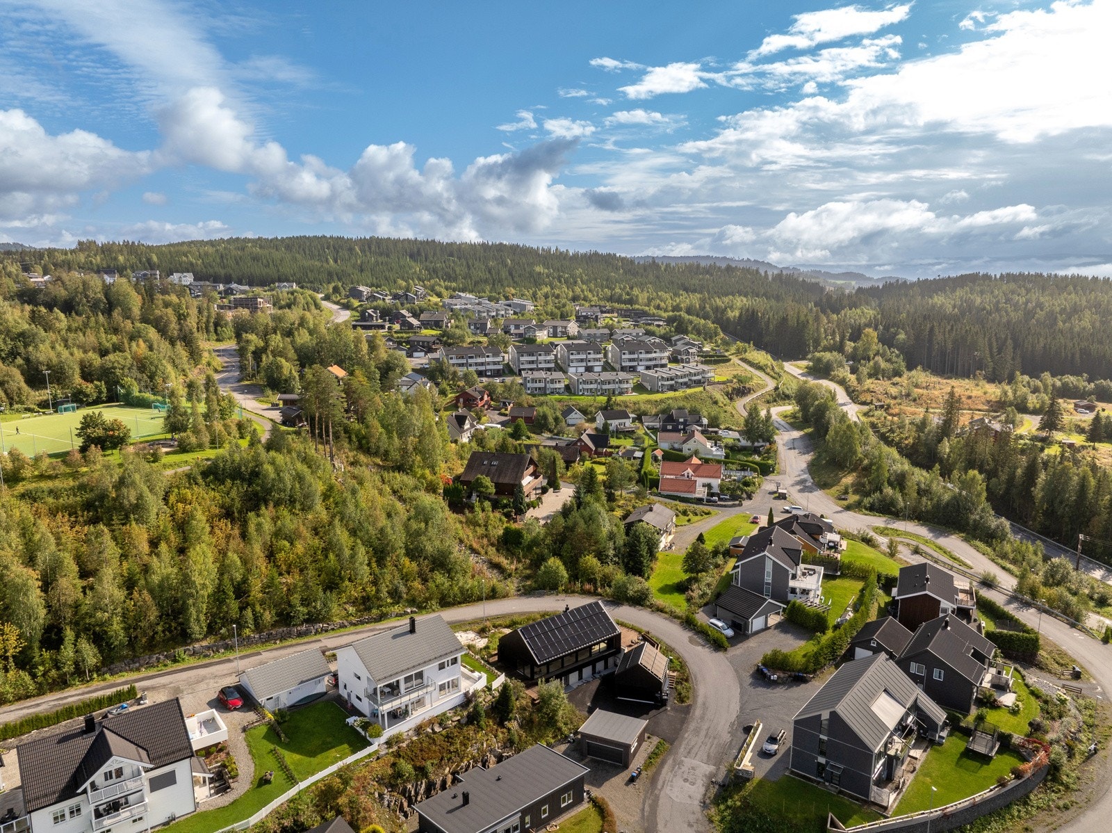 Kunstgressbanen skimtes i bakgrunn, stort boligfelt og populært boligområde som sokner mot Søre ål Skole Galleribilde