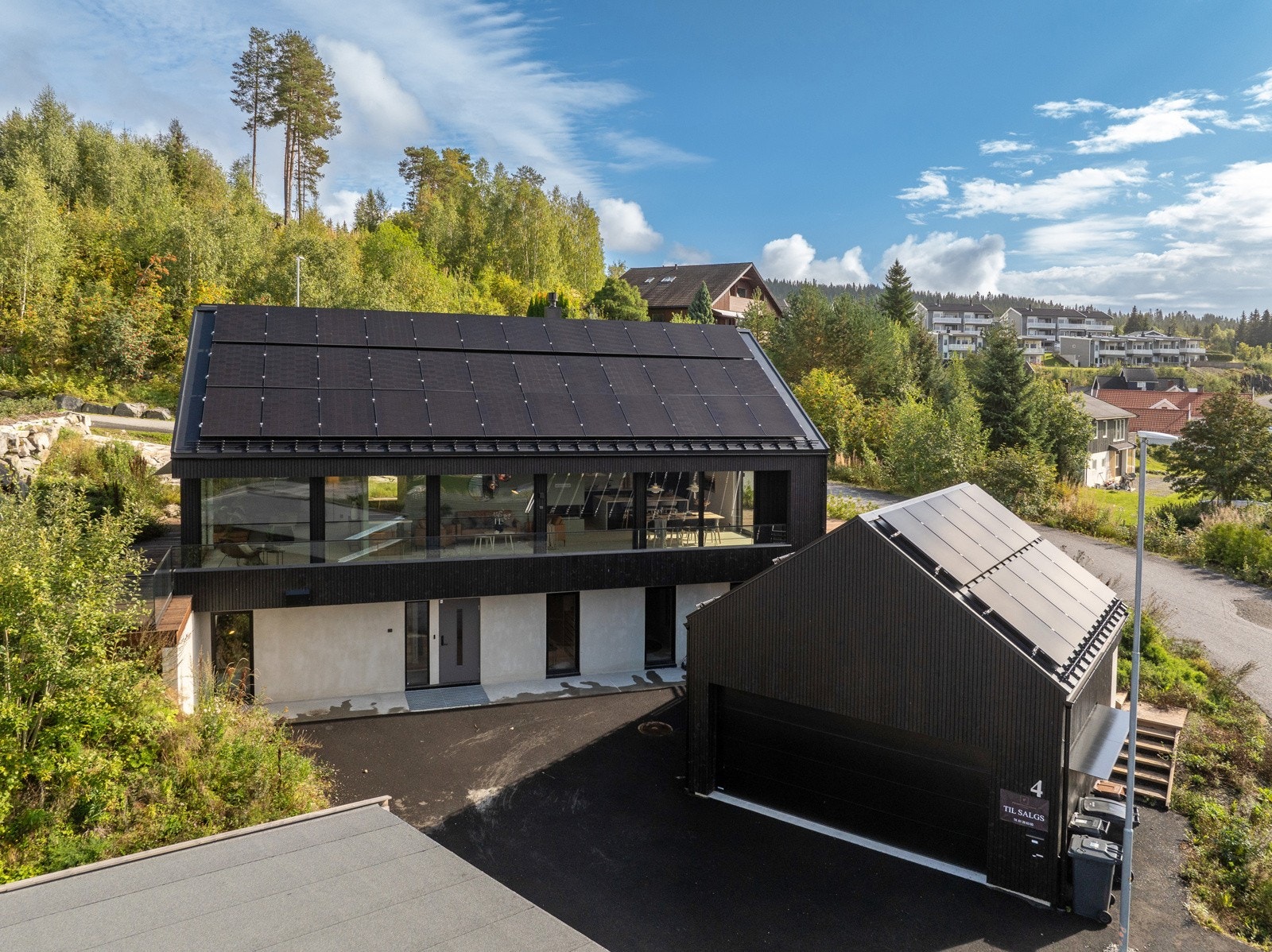 Solcelleanlegg på begge sider av boligen og på en side av garasjen Galleribilde