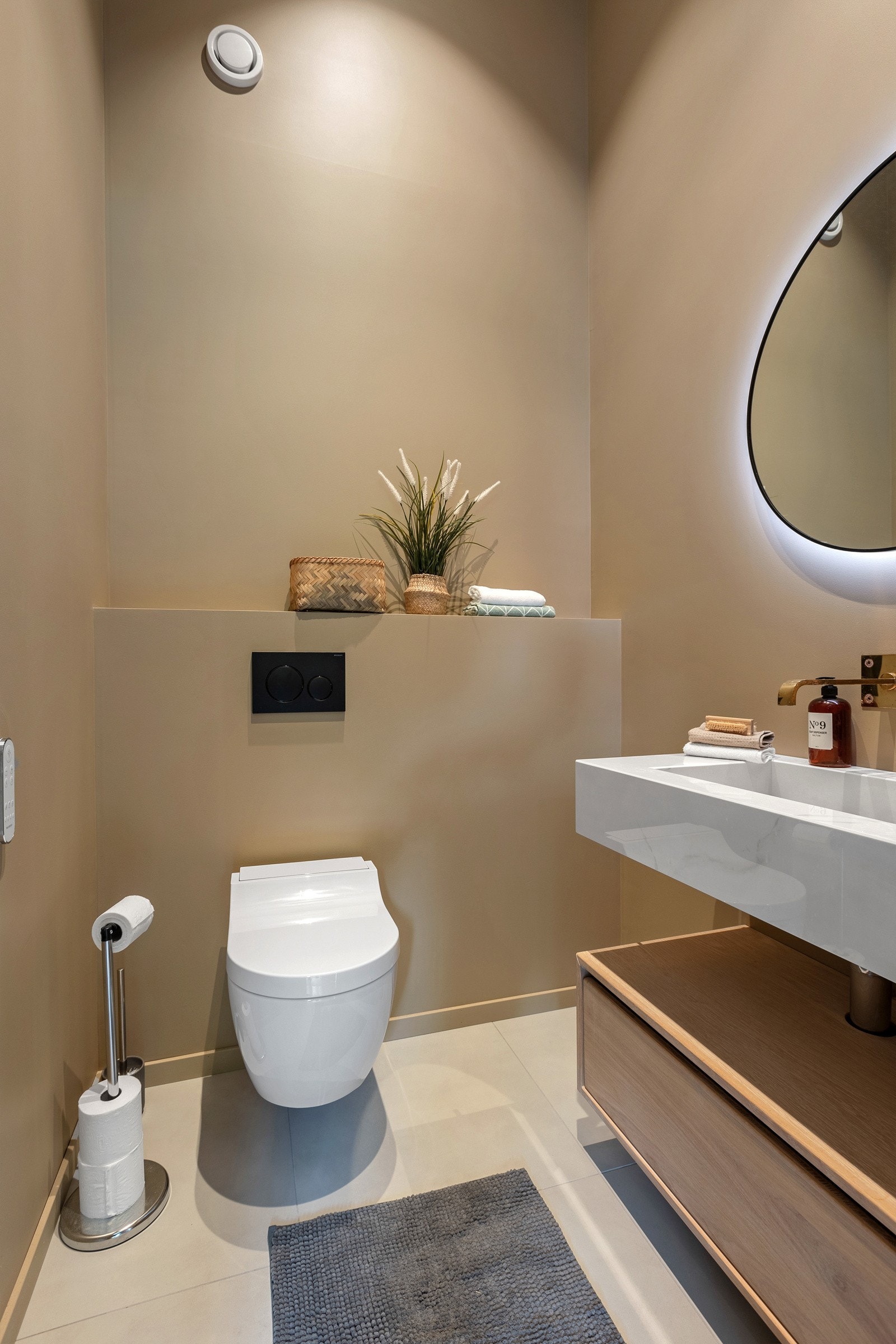 Toalettrommet i 1.etasje, lysmalte vegger, flis med varmekabler på gulv og samme innredning som de andre badene men i mindre format. Vegghengt toalett. Galleribilde