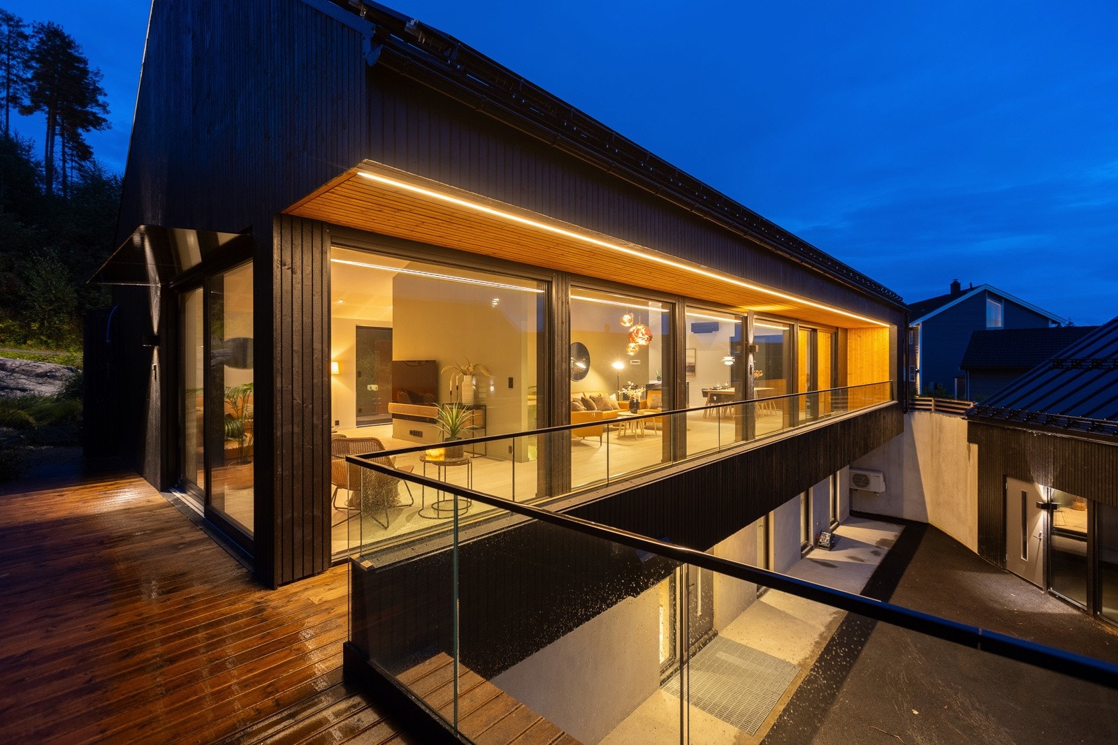 Boligen har en flott belysning kveldstid, begge etasjer Galleribilde