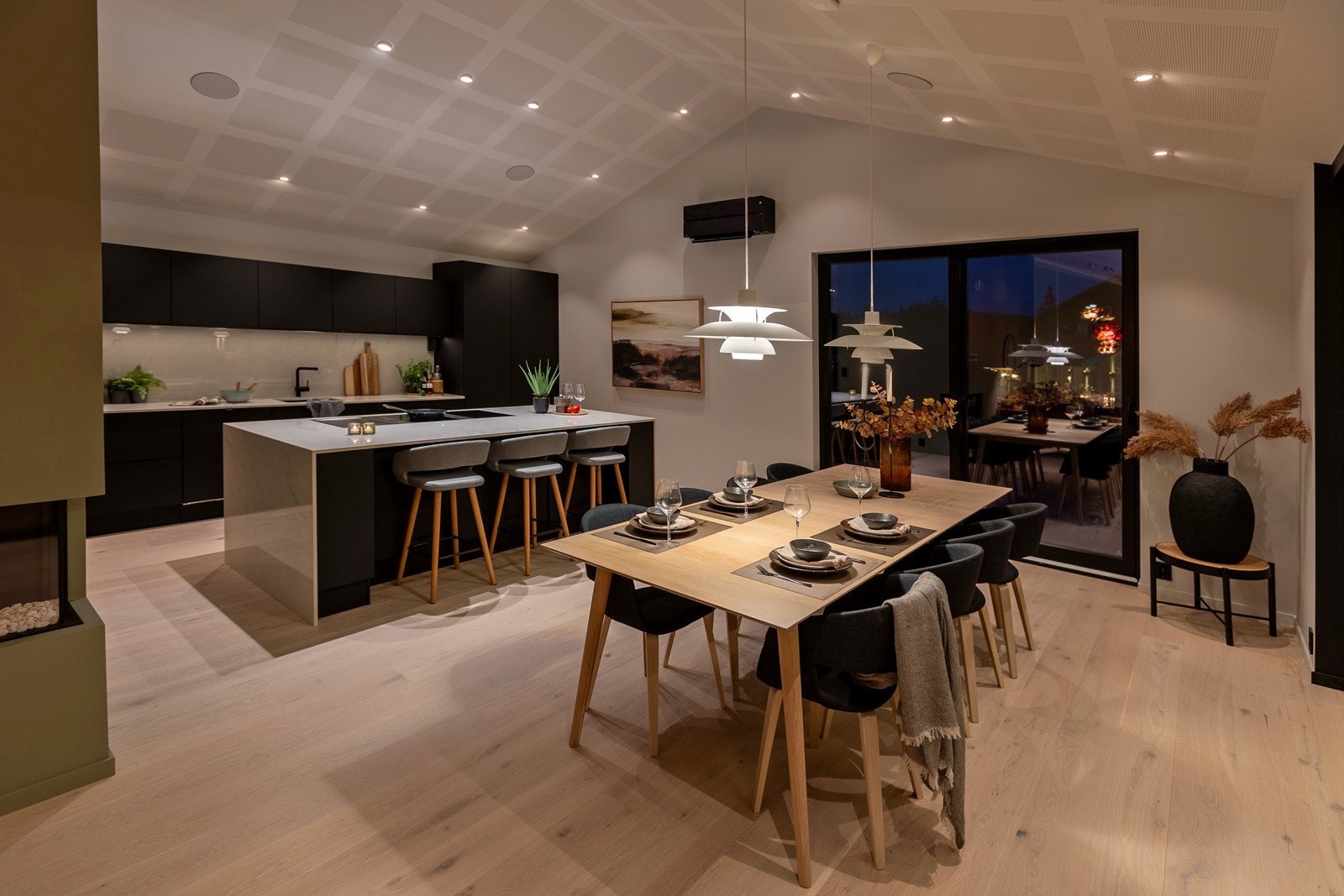 I tillegg til langbordet, så er det etablert sitteplasser ved kjøkkenøyen. Galleribilde