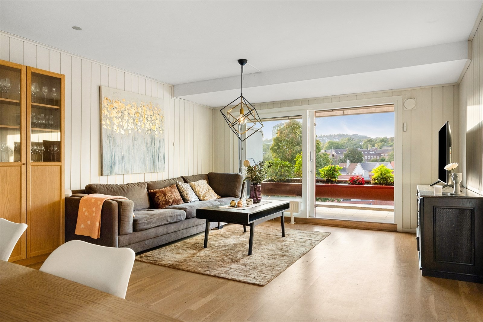 Leiligheten har flott utsikt både fra inne i boligen og fra begge uteplasser Galleribilde