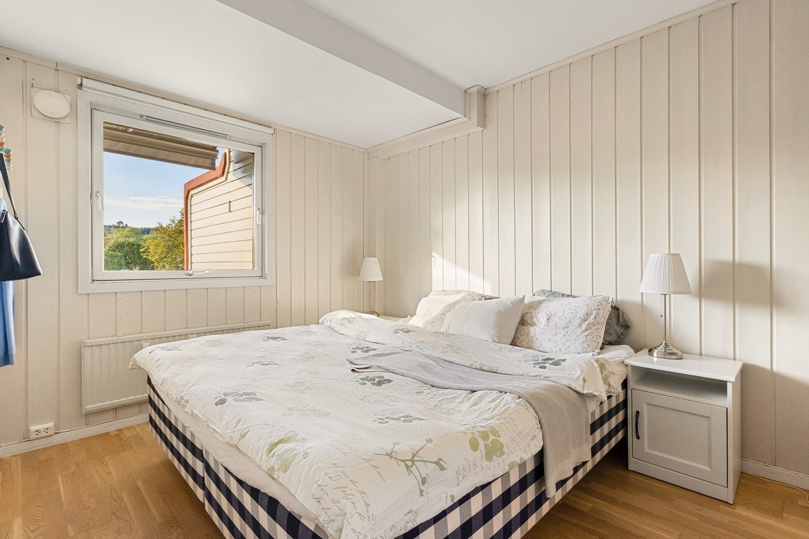 Soverom 2 med garderobeskap og plass til stor dobbeltseng. Galleribilde