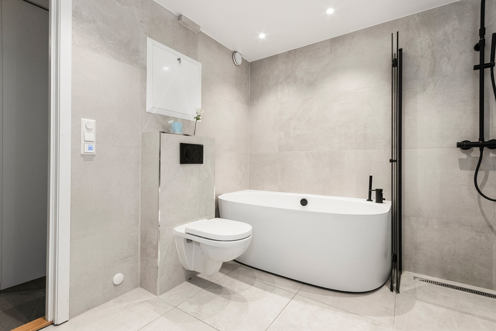 Downlights i himling, store fliser og varmkabler i gulv. Nytt rør-i-rør system. Galleribilde