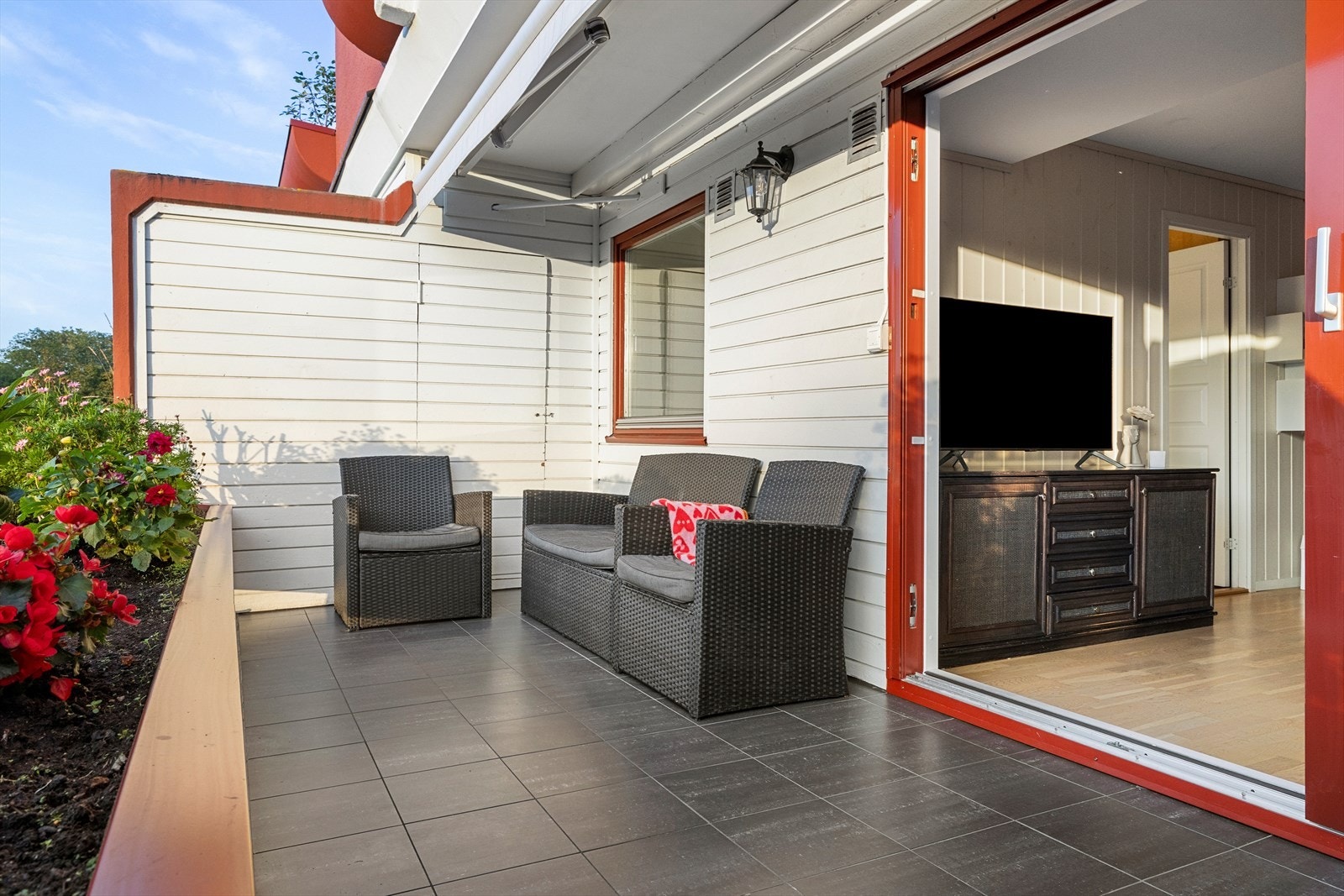 God plass til sittegrupper og grill. Praktisk utvendig bod på ca. 2 kvm. Galleribilde