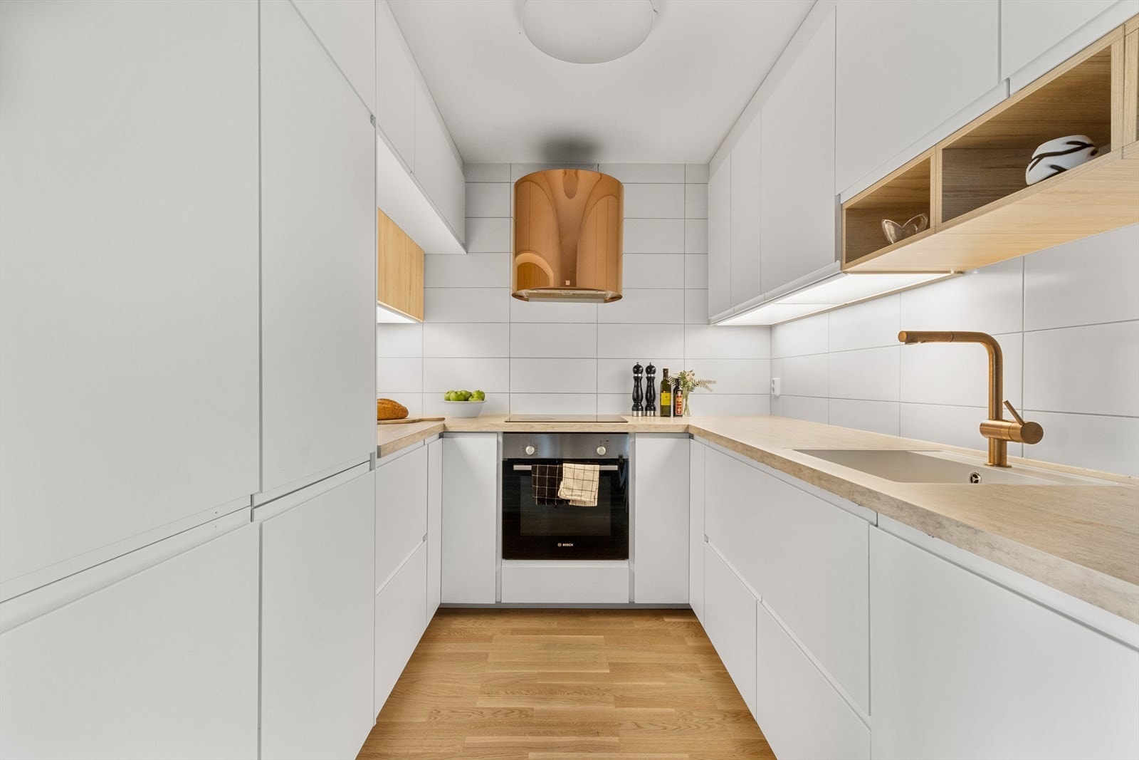 Pent, lyst kjøkken med integrert stekeovn, platetopp, kjøl/frys og oppvaskmaskin. Automatisk vannstopper montert i 2024. Galleribilde