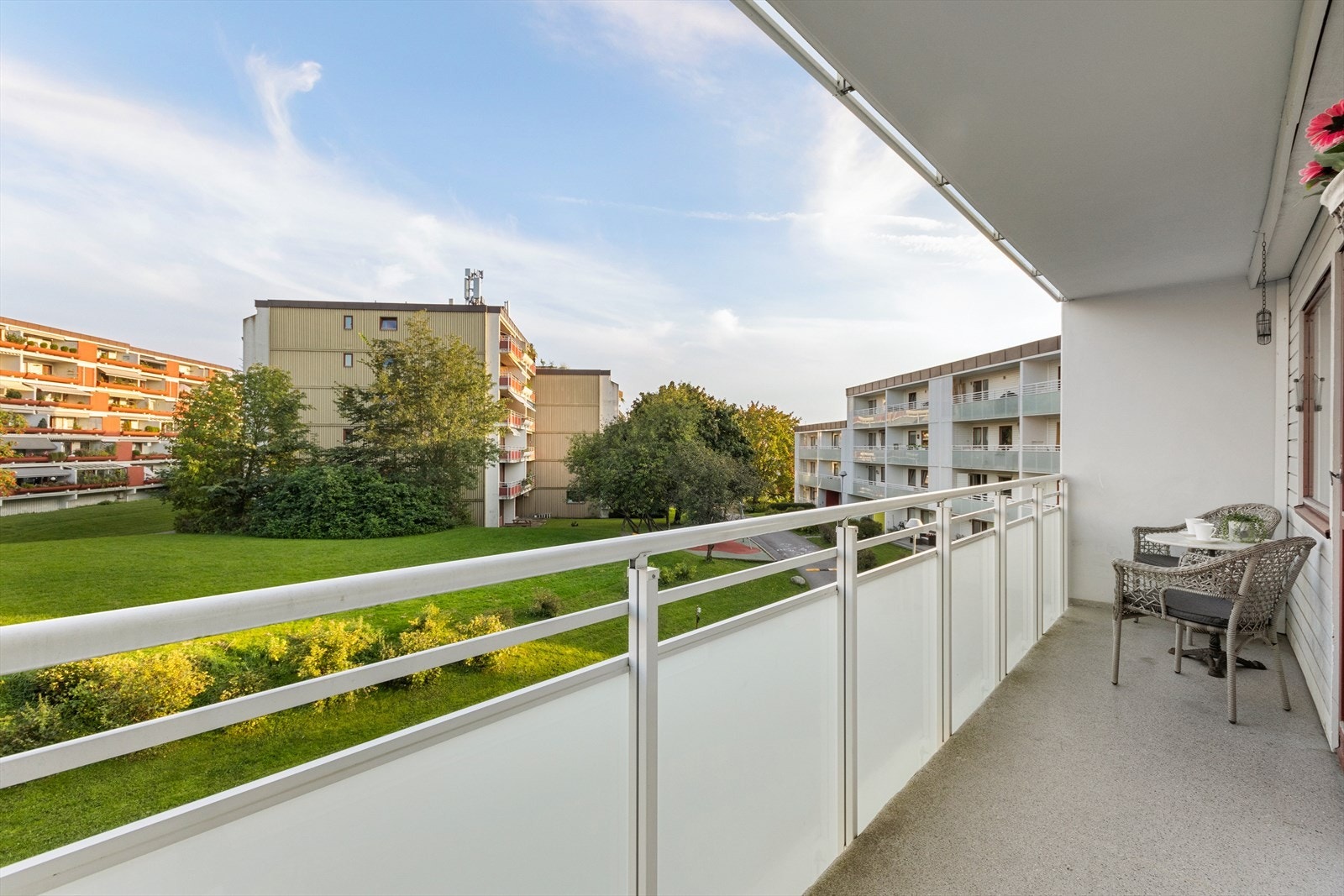 Ca. 8 kvm balkong med sol fra morgningen og hyggelig utsyn utover de grønne fellesarealene. Galleribilde