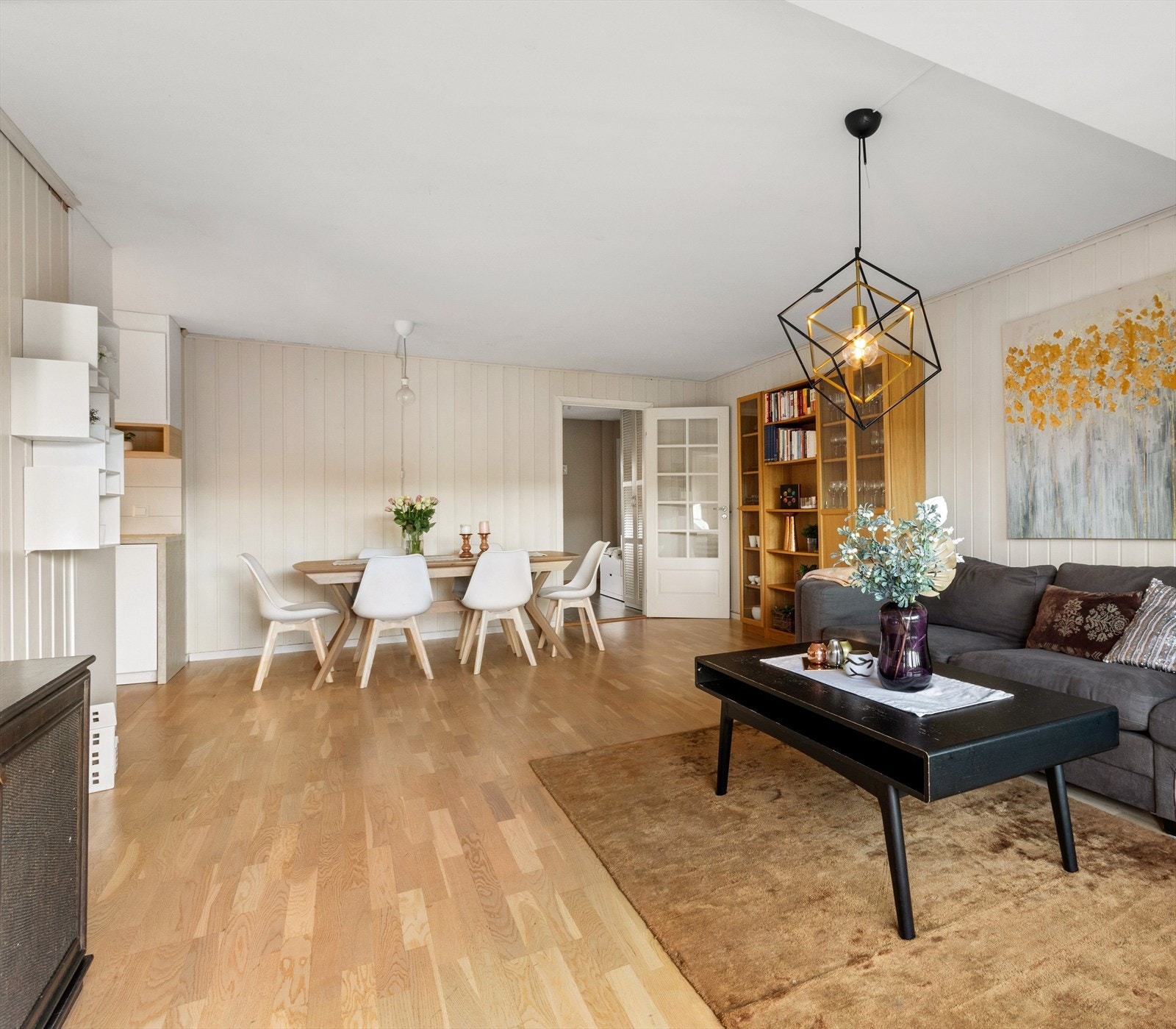 Boligen har fire gode soverom, bad, toalettrom, romslig stue og kjøkken. A-konto varmtvann og fyring er inkludert i felleskostnadene Galleribilde