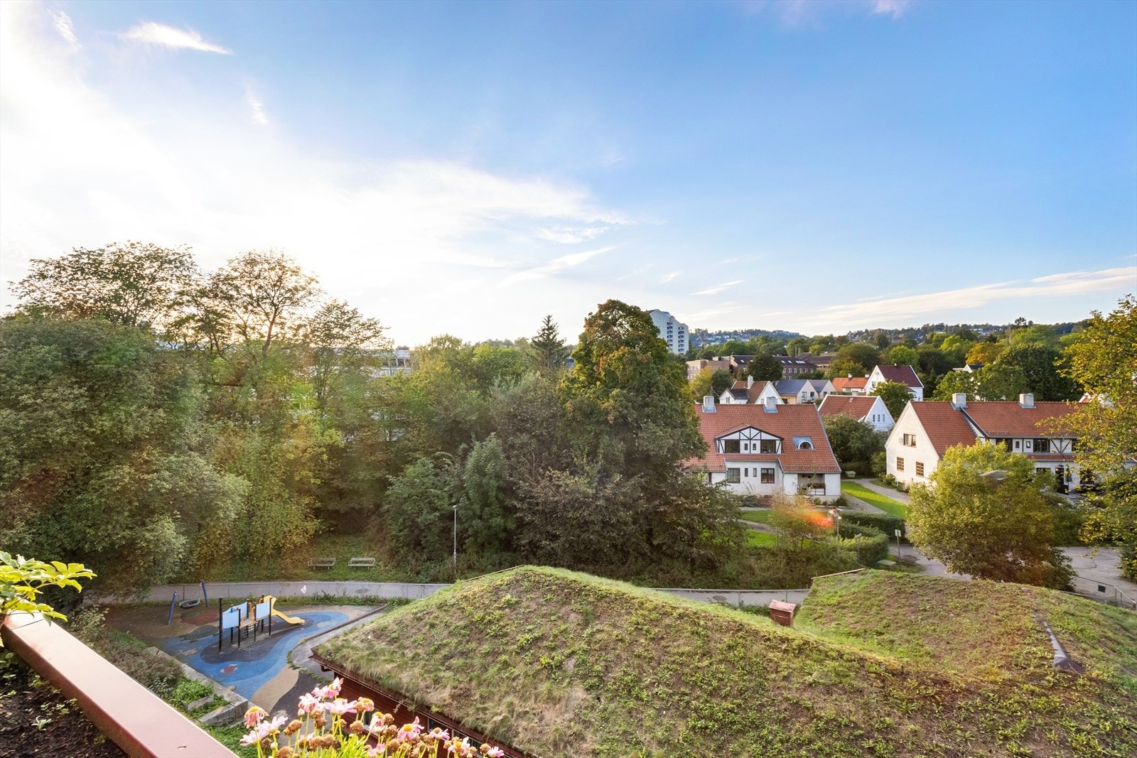 Fritt og åpent utsyn utover nærområde retning nordvest Galleribilde