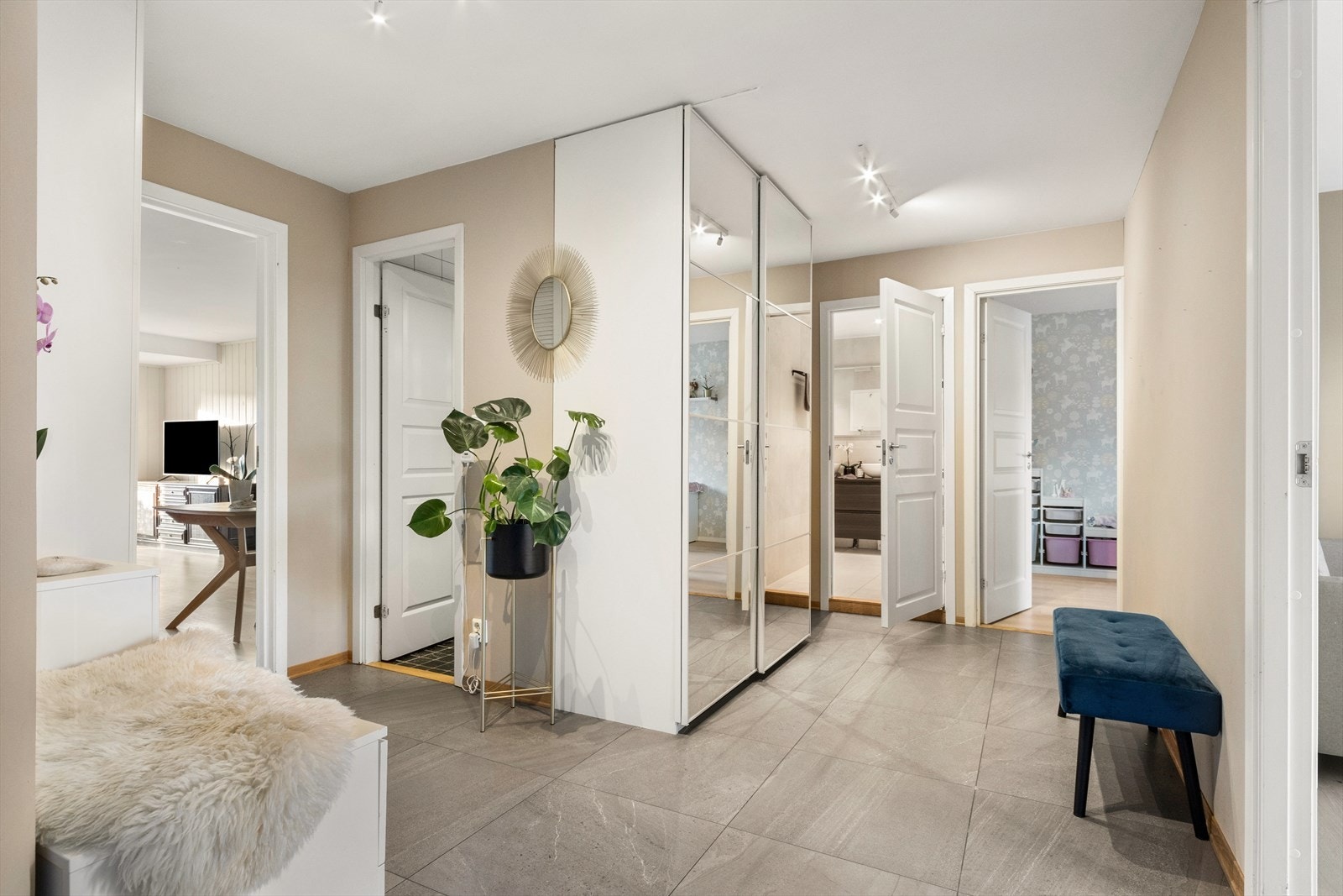 Romslig entré med nye fliser i 2020. Godt med oppbevaringsplass i skyvedørsgarderobe og skap Galleribilde