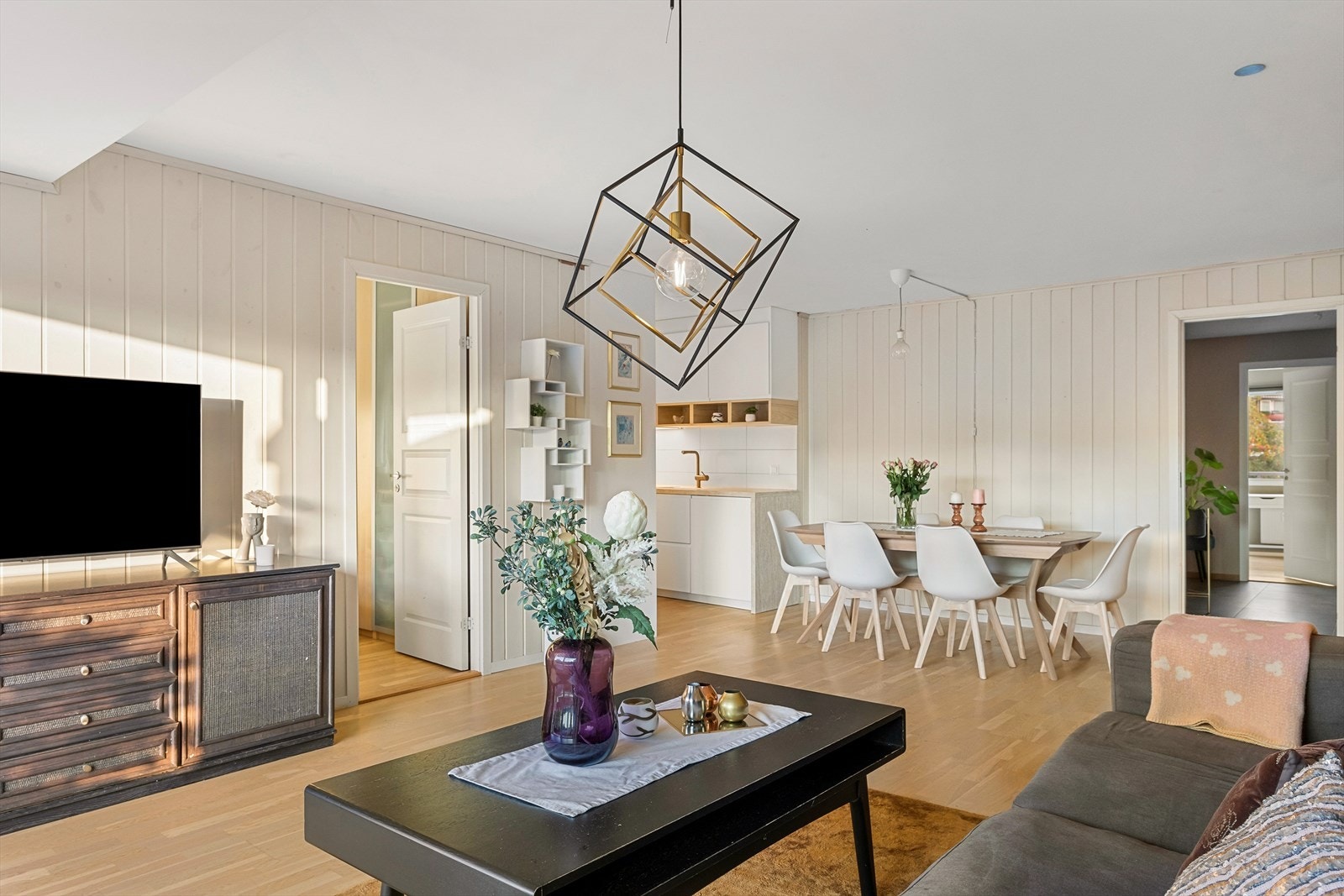 Kjøkkenet ble flyttet inn i det som tidligere var innvendig bod og vegg inn mot stuen ble åpnet opp i 2020. Galleribilde