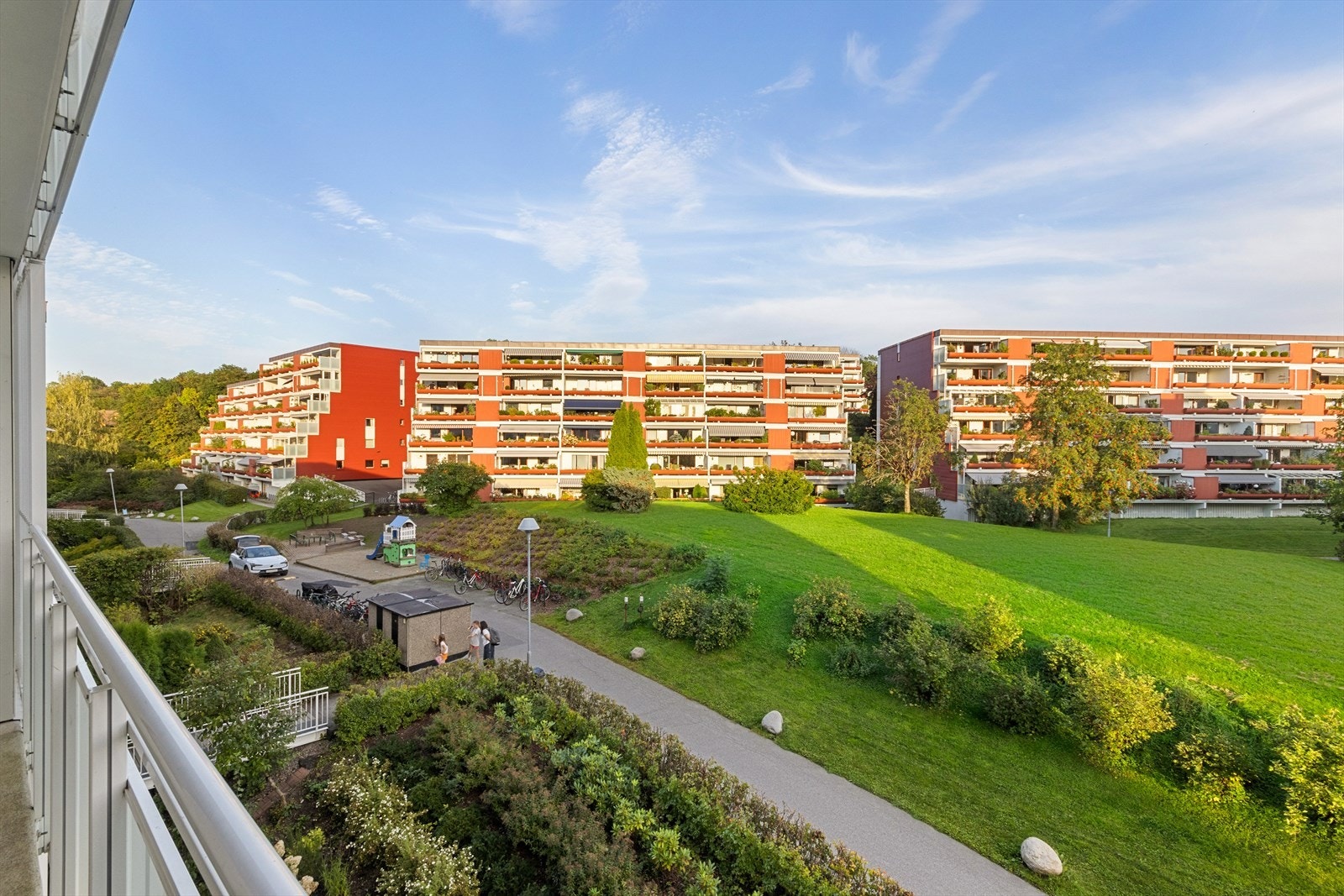 Gangvei som gir kort vei fra inngangsdøren til garasjen. Undervarme gir isfri adkomst vinterstid Galleribilde