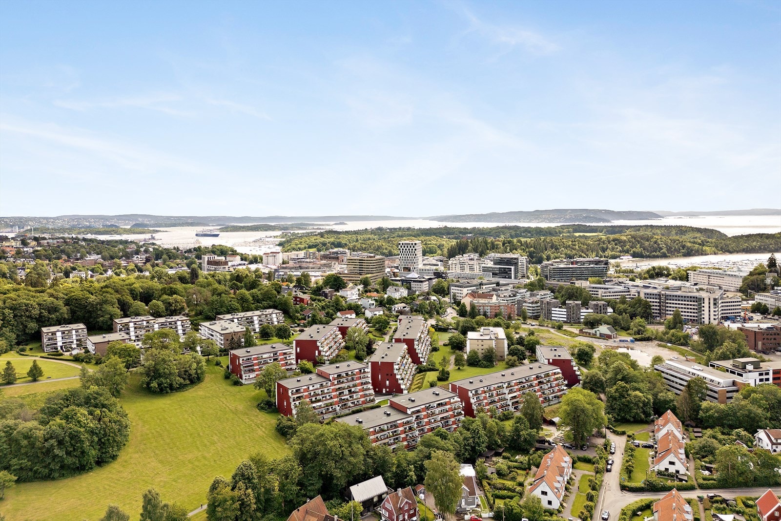 Store, grøntarealer omkranser byggene. Skjermet beliggenhet og allikevel kort vei til et butikker, kaféer, restauranter og offentlig kommunikasjon Galleribilde