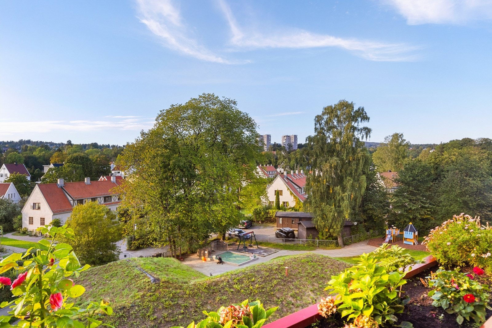 5-roms med garasjeplass og to solrike uteplasser - Her nordvestvendt terrasse g med flott utsyn samt ettermiddags- og kveldssol Galleribilde