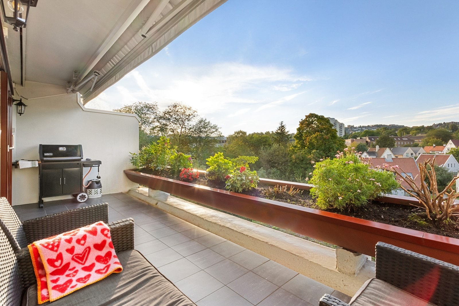 Nordvestvendt terrasse ut fra stue på ca. 12 kvm med sol ettermiddag og kveld om sommeren. Galleribilde