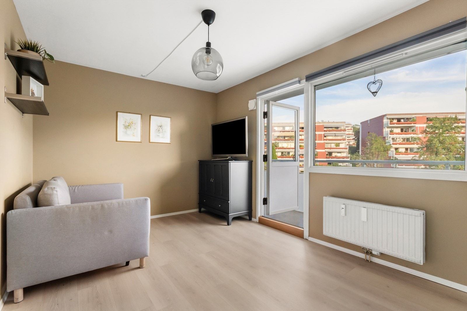 Leiligheten har fire soverom - Her soverom 1, som i dag brukes som ekstra stue, med utgang til sydøstvendt balkong. Galleribilde