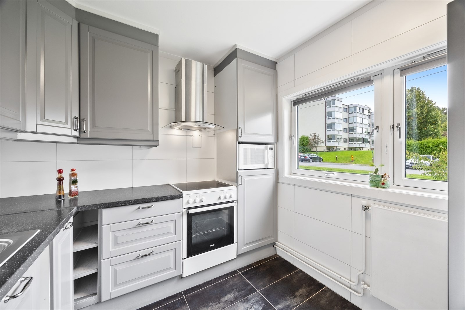 Kjøkkenet har opplegg for oppvaskmaskin, mikro, komfyr m/topp, og frittstående kjøleskap. Komfyrvakt samt aquastop/lekkasjevarsler med sensorer og magnetventil er installert Galleribilde